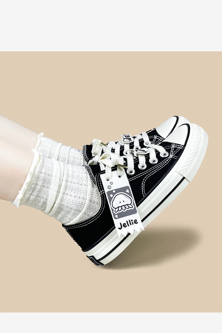 Amy und Michael Damen-Sneaker mit niedrigem Schaft und niedlichem Quallen-Cartoon-Motiv, schwarze Schnür-Sneaker, Y2K Kawaii Mädchen-Freizeitschuhe mit Vulkanisierung – Detail 4