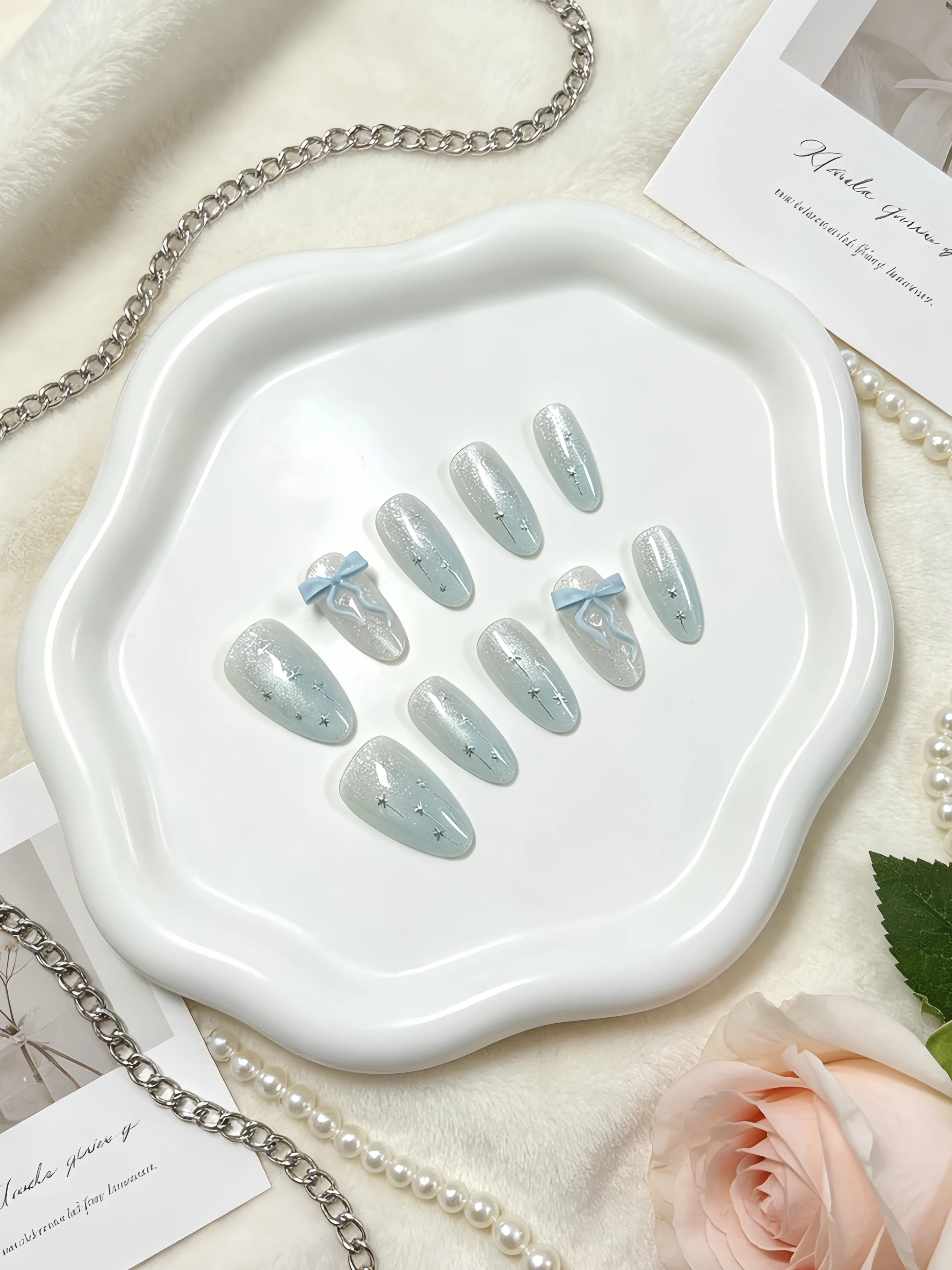 10 faux ongles en forme d'amande, dégradé blanc laiteux et vert menthe, effet œil de chat, avec paillettes argentées en forme d'étoile et embellissements en forme de nœud 3D, nail art frais et simple, adaptés aux étudiantes, aux jeunes filles, aux passionnées de style Lolita, pour les études quotidiennes, le bureau, la vie de campus, les cours, les rendez-vous, les goûters, la natation, les séances photo et la photographie de rue. Comprend une colle gelée et une lime à ongles