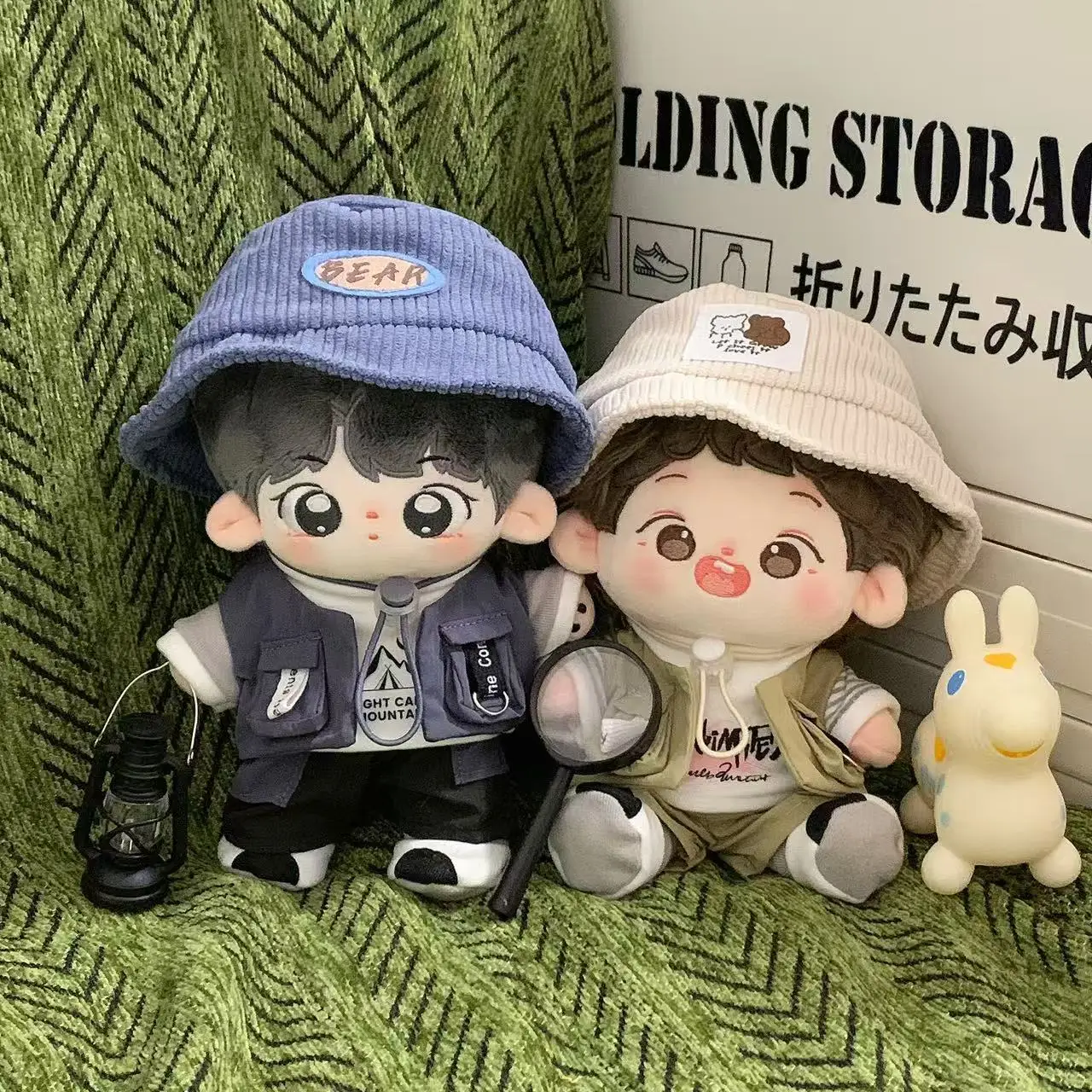 

20 см плюшевая кукольная одежда ручной работы, повседневная рыбацкая шляпа, футболка с принтом, жилет, штаны с цветными блоками, комплект обуви для аксессуаров для кукол