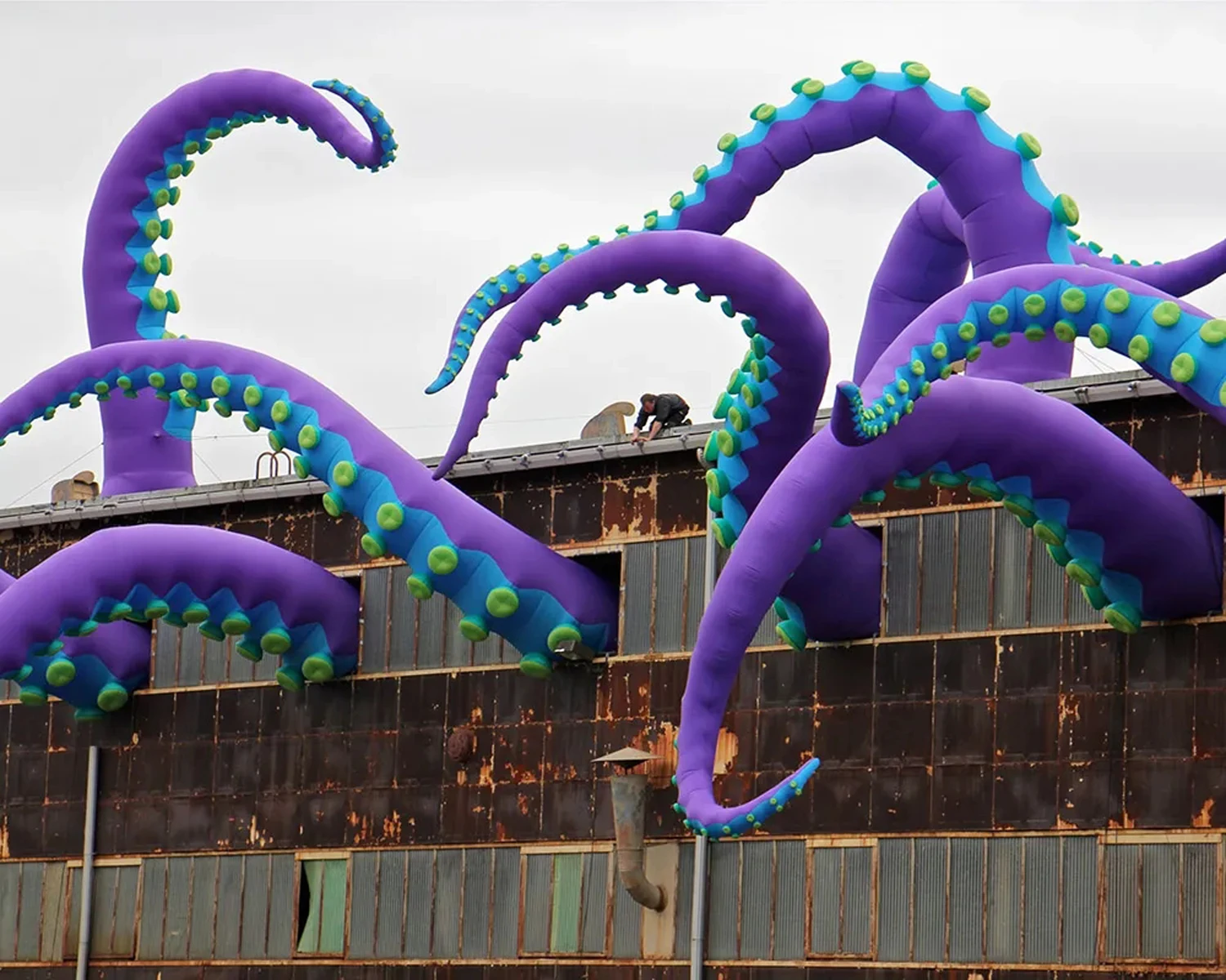 Tentáculo de pulpo inflable púrpura gigante con soplador para Halloween, eventos al aire libre, rendimiento comercial, techo de escenario,