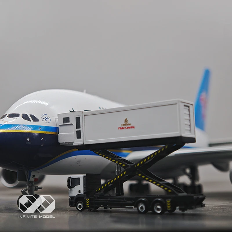

EMIRATES AIRLINE Scale1/200 MAN Air Catering truck 3D Airport Service Vehicles Scene Modelling painted handmade Model cars