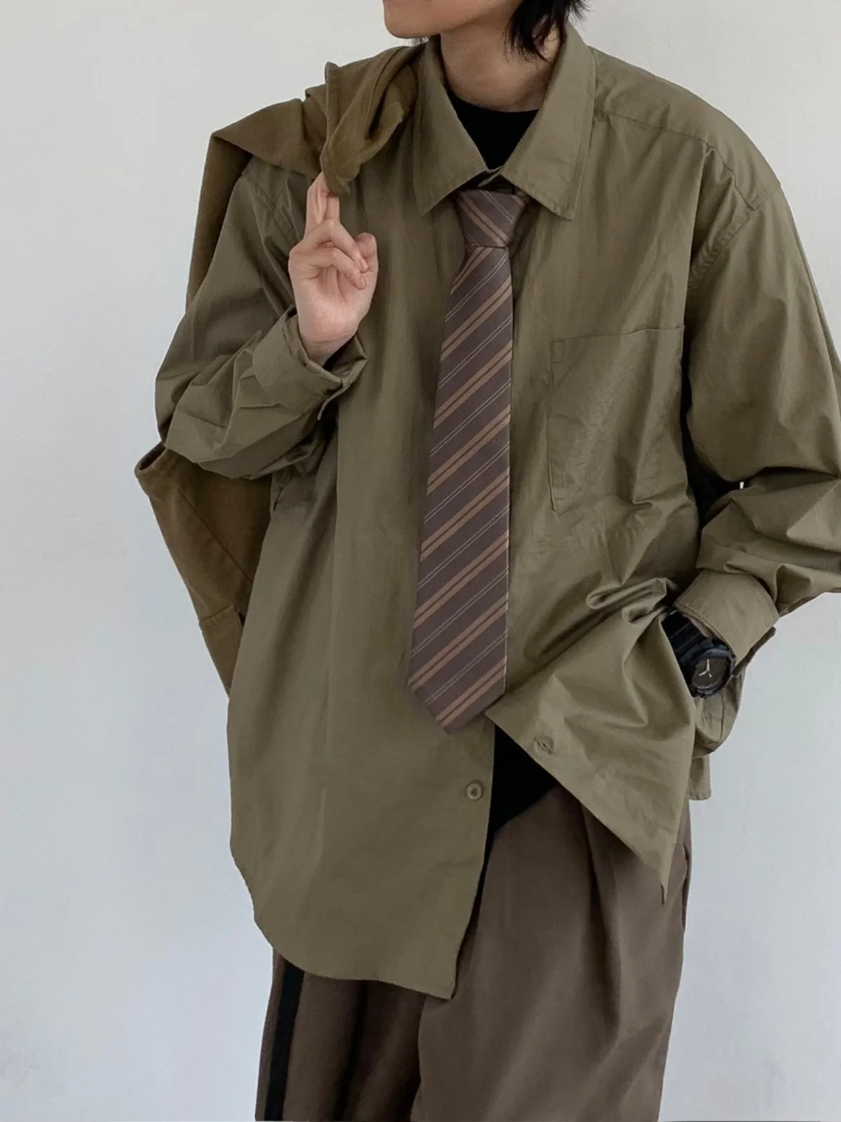 

Свободный удлиненный пиджак в стиле ретро (Гонконг), повседневная рабочая одежда для мужчин и женщин, осенний сезон, однотонный...