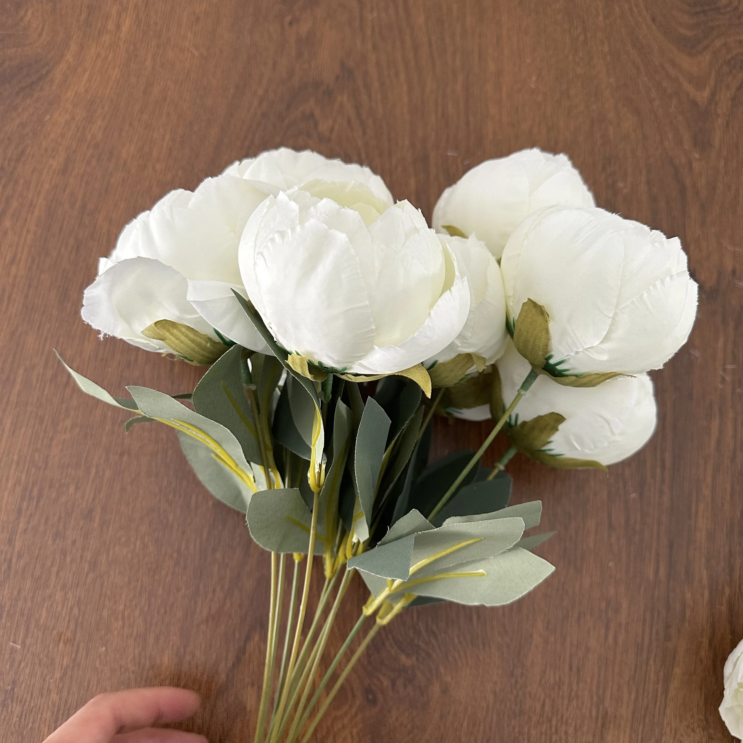 10-köpfige künstliche Pfingstrosenblume in Weiß mit großen Blüten, Brautstrauß, künstliche Pfingstrosen, Dekoration für Wohnzimmer, Schreibtisch, Hochzeit. – Detail 4
