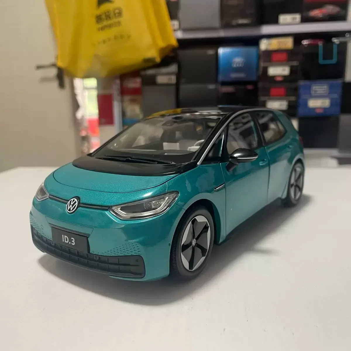

1:18 Scale ID.3 Pure Electric New Energy Alloy Car Model Collection Ornaments