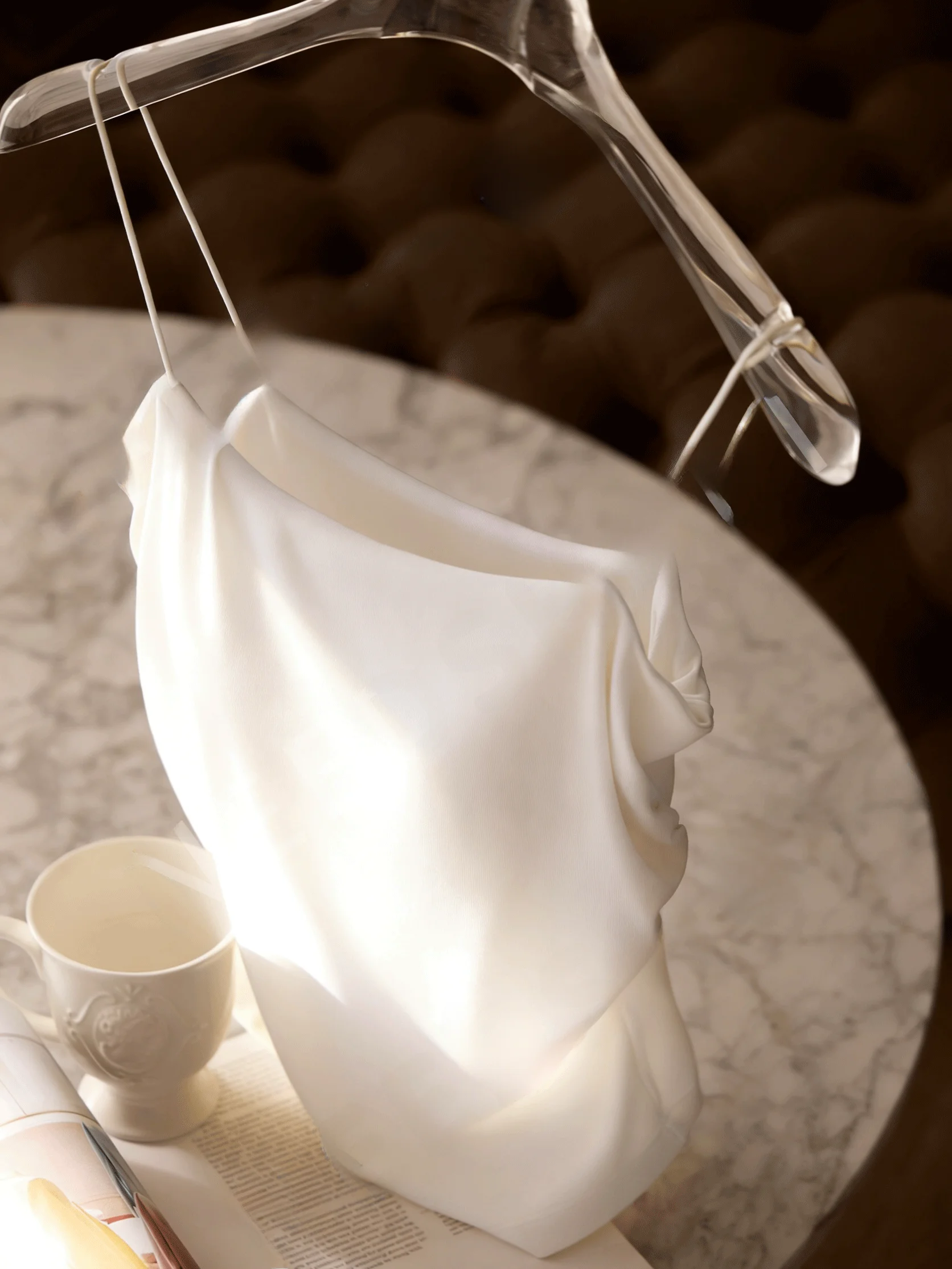 

Нежный к коже кремово-белый топ-майка на бретельках с плиссировкой и встроенными чашечками, универсальный женский топ из модала с дизайнерскими бретелями