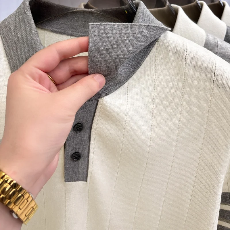 Hochwertiges gestricktes gestreiftes Kurzarm-Poloshirt für Herren, modisch, luxuriös, sommerlich, weich, bequem, lässig, farblich abgesetzt, mit Reverskragen. – Detail 17