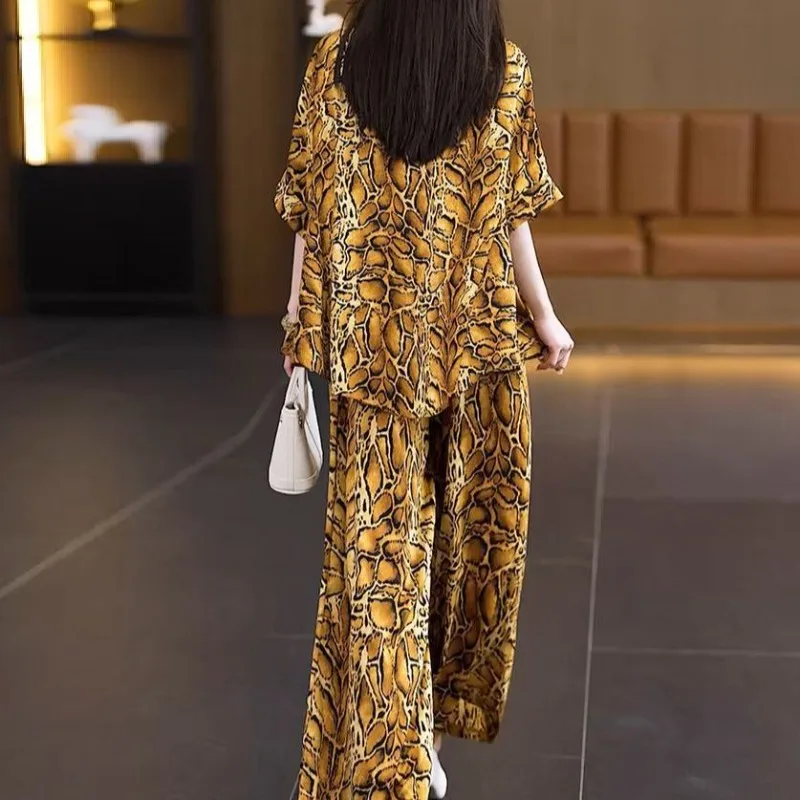 

Летний женский повседневный костюм 2026: Новинка, свободный крой, стройнящий силуэт, уличный стиль, рубашка и широкие брюки, комплект из двух предметов