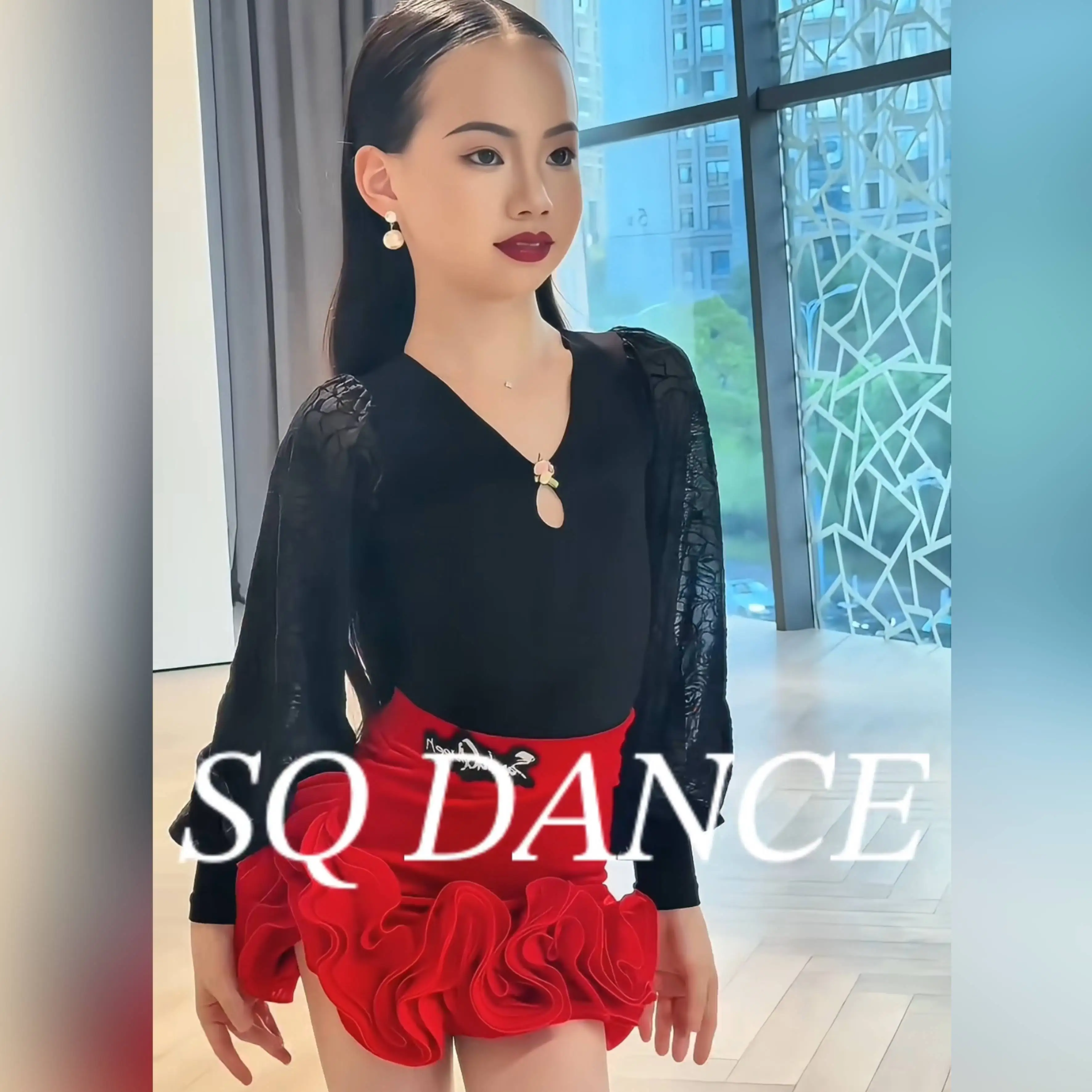 Costume da ballo latino per ragazze Top in pizzo nero Gonna soffice rossa Cha Cha Rumba Abiti per spettacoli di danza Abito da pratica latina DNV24715