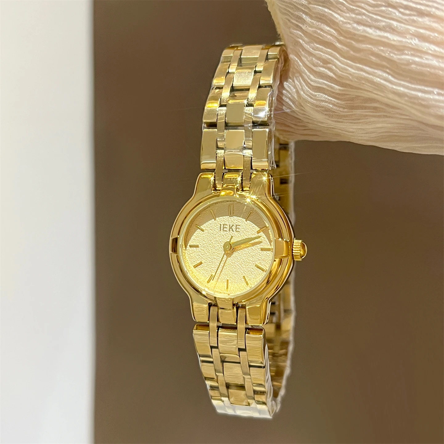 

Vintage-style round dial exquisite watch for womenluxurious and sophisticatedfashionable classic quartz women's small gold watch