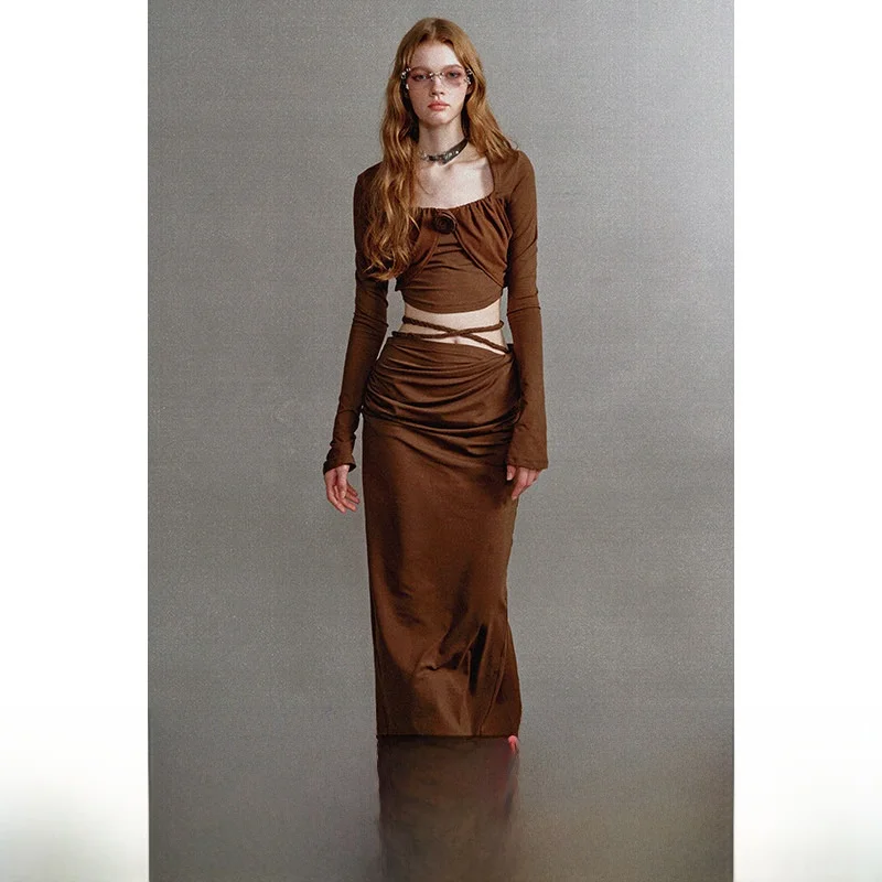 

Комплект: эластичный топ приталенного кроя глубокого коричневого цвета с квадратным воротником и длинная юбка с поясом на талии. Женская осенняя модная одежда.