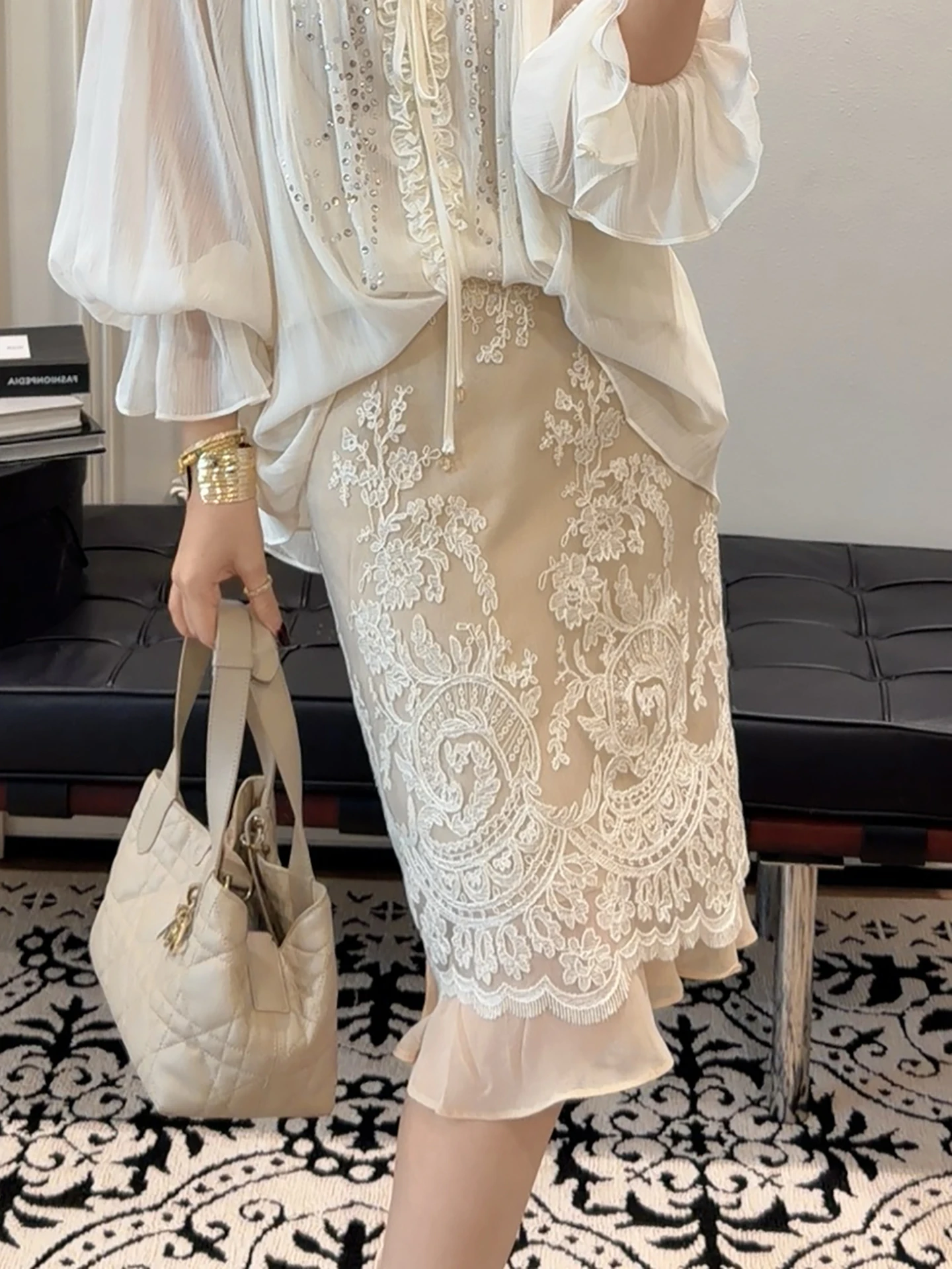 

Юбка миди PINZIKO с объемной вышивкой и кружевом, с завышенной талией, с декоративной строчкой, из полиэстера, прямого кроя, весенняя коллекция