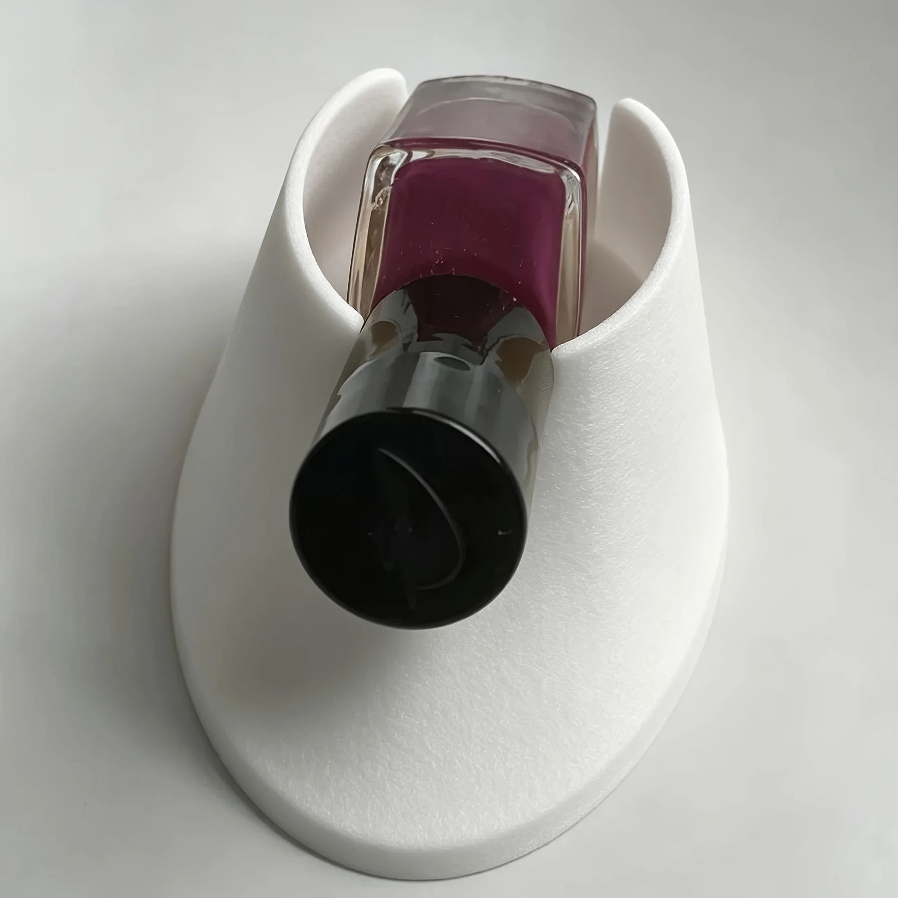 1-Piece Bevel Universal Nail Polish Holder – Non-Slip Desk Clip & Bottle Fixing Bracket. Easy, stable nail art tool!