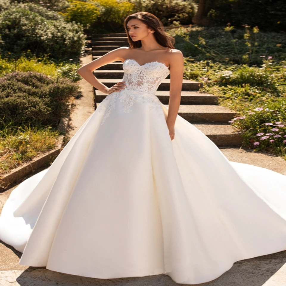 Sexy exquisites A-LINE hohles langes ärmelloses Ballkleid-Hochzeitskleid mit Stickerei-Applikationen, rückenfrei, Hofschleppe, Perlenstickerei für Frauen