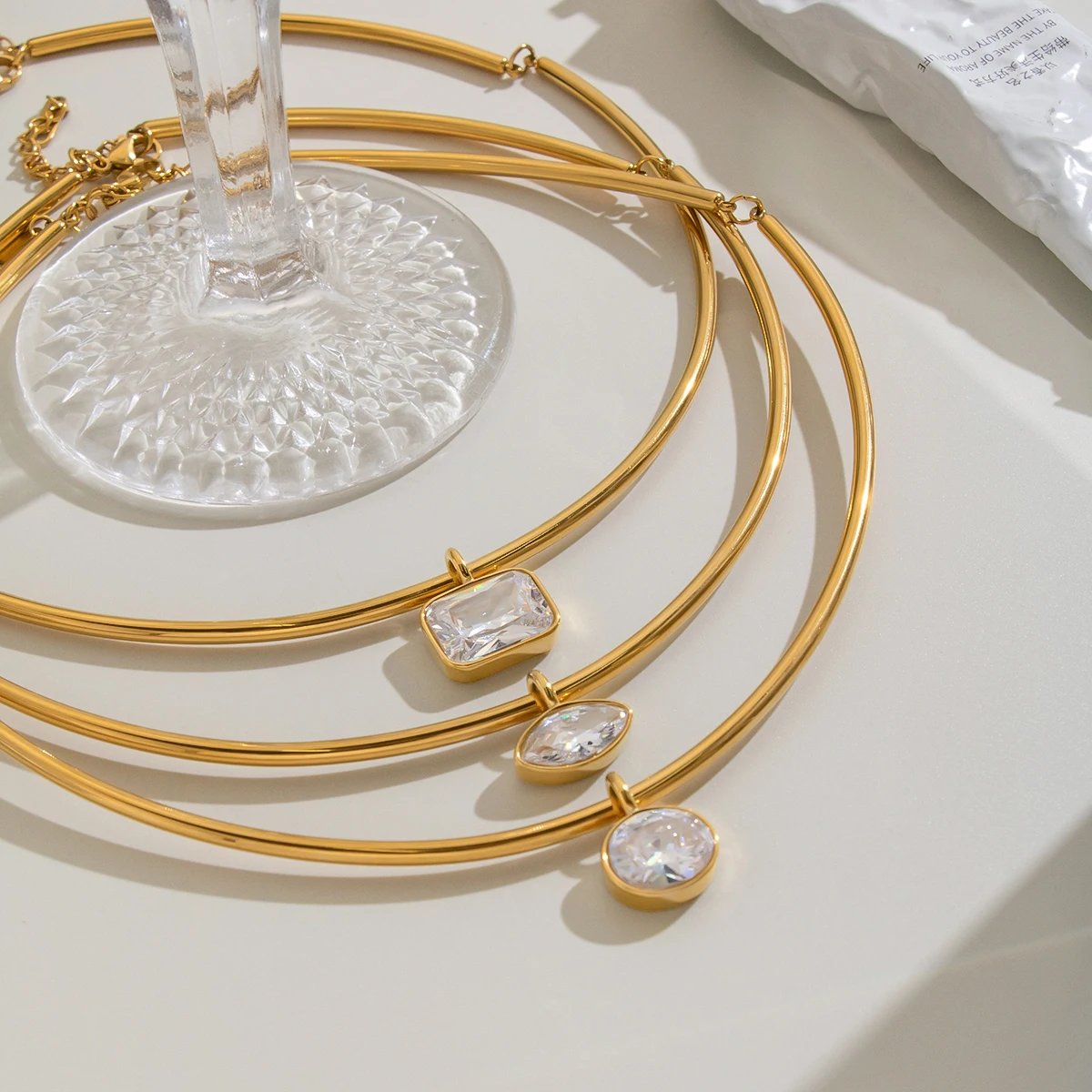 Miia Jewelry 18K Gold Edelstahl Choker Halskette Geometrischer Mehrform-Kristallanhänger Halskette für Frauen – Detail 19