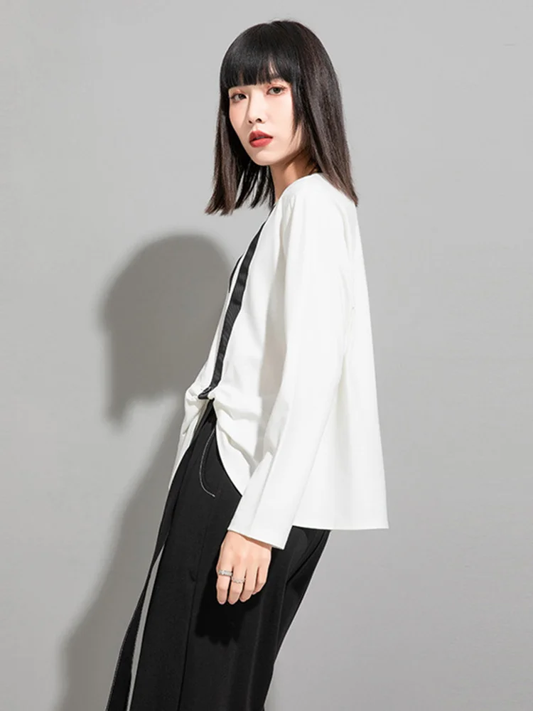 [EAM] Women White Black Ribbon Big Size Irregular T-shirt New Round Neck Long Sleeve Fashion Tide Spring Autumn 2024 1DE6620