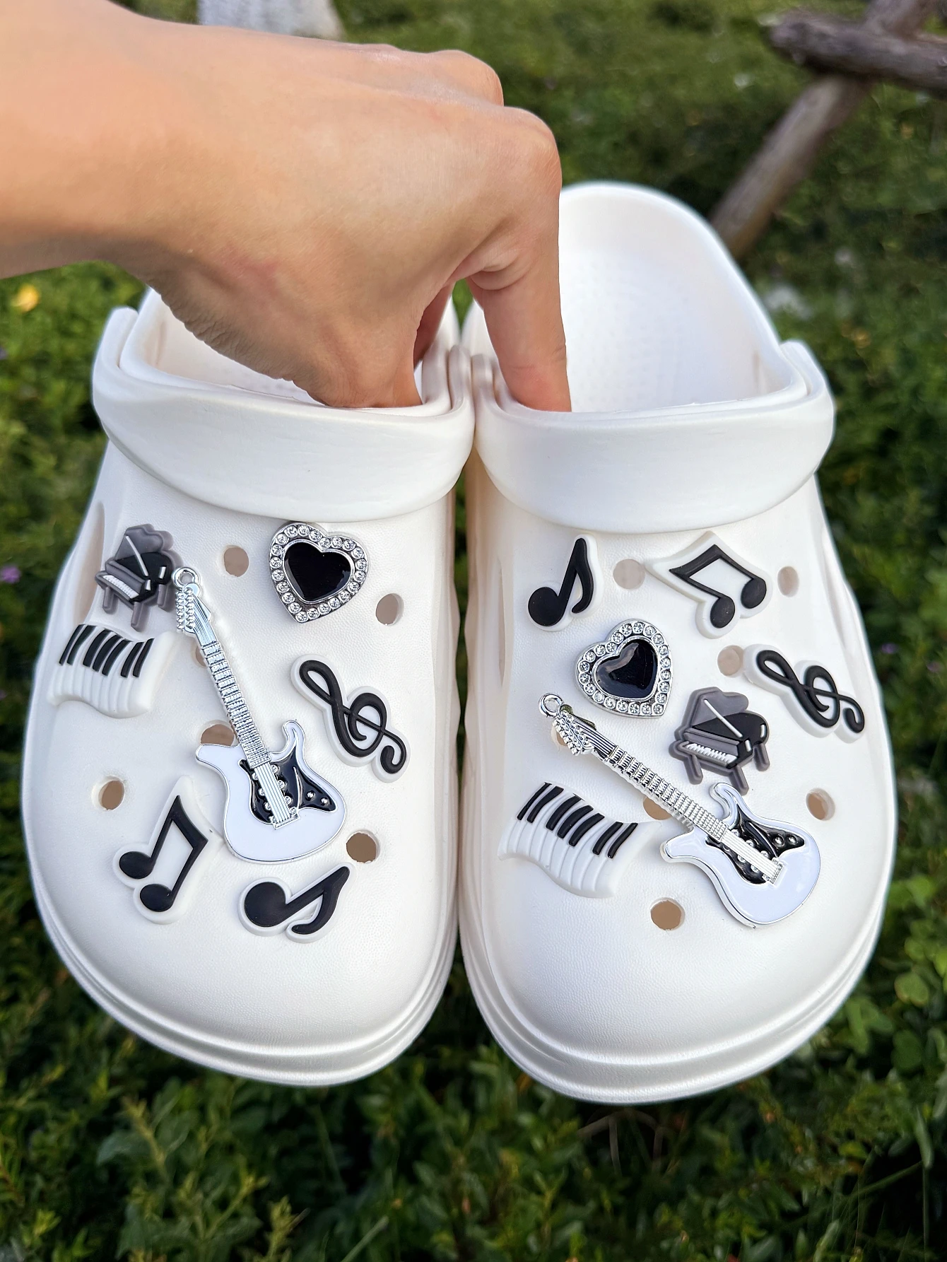 14 pieces of guitar, piano keys, love heart, note shoe buckle DIY decorations, women's sandals, slippers, beach bag multi-functi