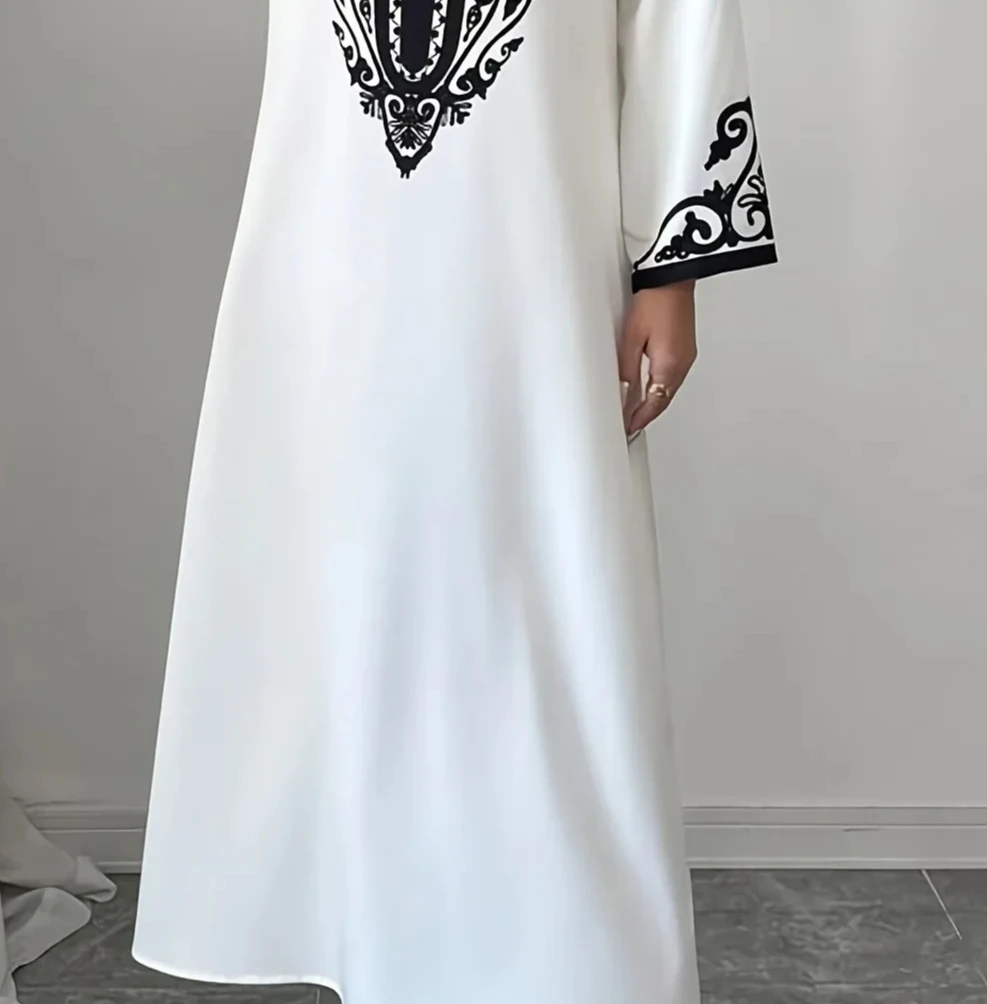 Sukienka damska z dekoltem w serek, długim rękawem, haftem, frędzlami, czarna, długa do kostek, luźna w talii.