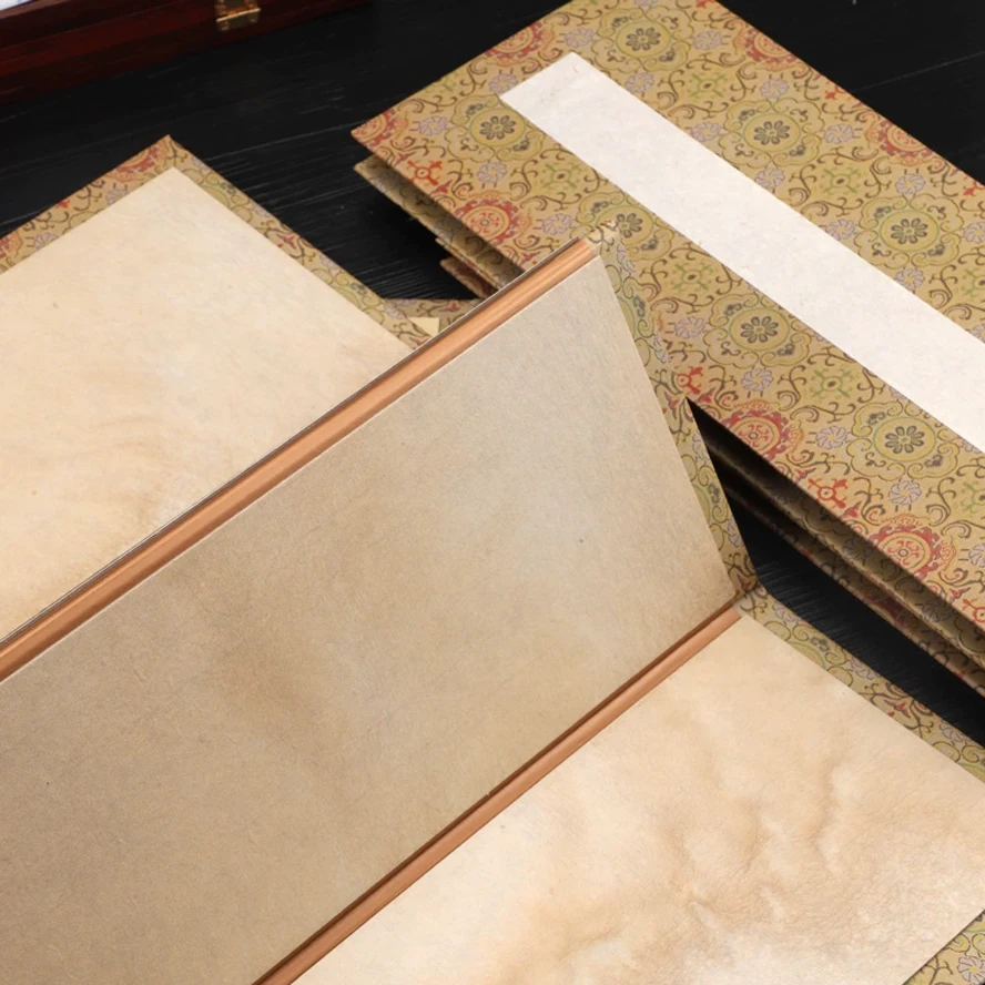 papel-antiguo-xuan-para-gongbi-y-caligrafia--hojas-de-alumbre-plisadas-en-oro-y-papel-de-sandalo-crudo--Album-de-bocetos-de-3-pliegues-y-6-paginas