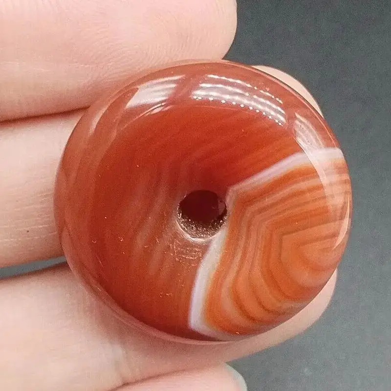Certyfikowany czerwony naturalny agat chalcedonowy rzeźbiony wisiorek w kształcie koła bezpieczeństwa w kształcie pączka