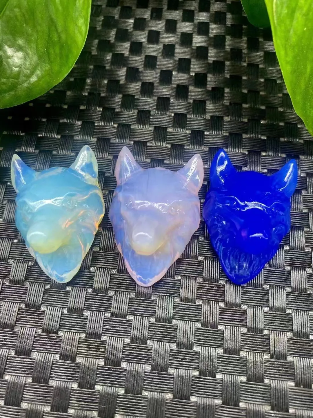 natural crystal  carvings wolf heads  5pcs/bag random natural material about 4cm so cute carving