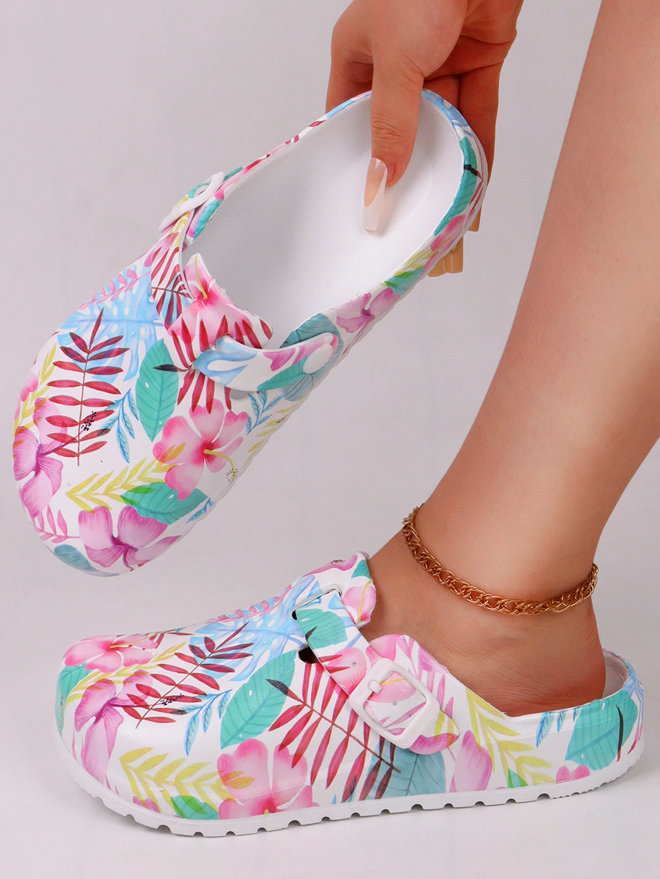 

Женские модные сабо с цветочным принтом, летняя нескользящая рабочая обувь Eva, легкая плоская мягкая подошва с регулируемой пряжкой и закрытым носком, подходит для пляжного сада, осени