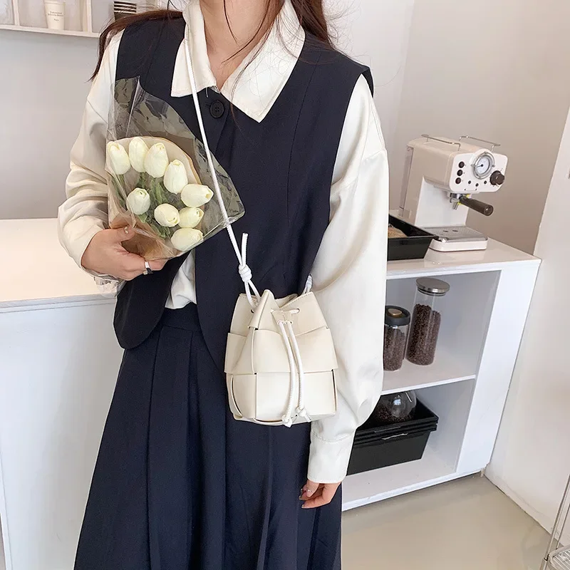 Braided bucket bag Female niche design braided bag Mobile phone bag single shoulder crossbody bag