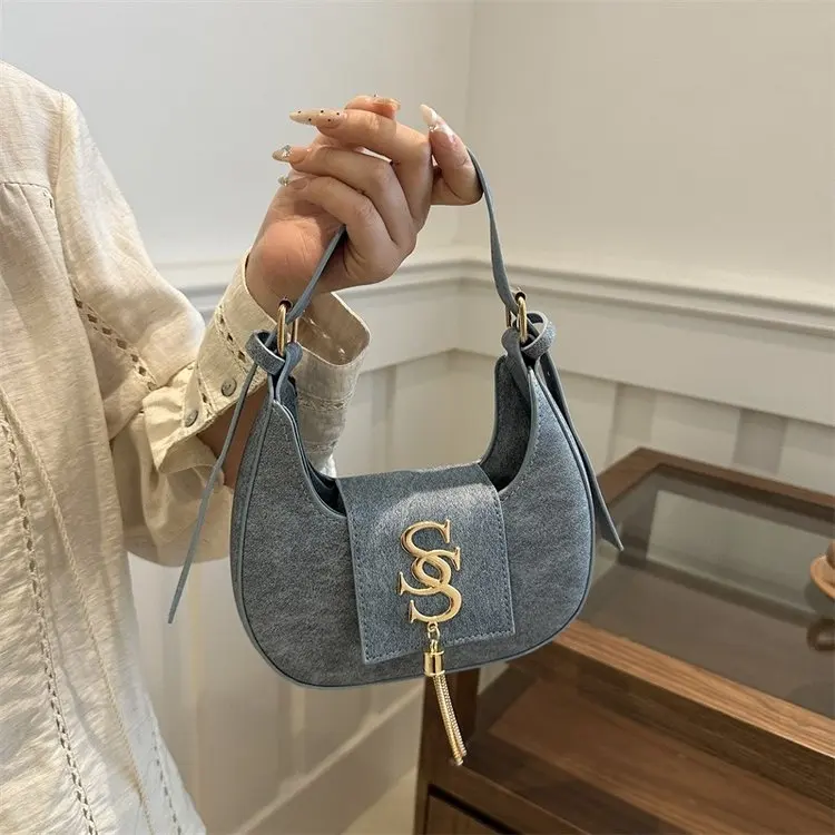 

Новая летняя сумка-полумесяц 2026 года, сумка с металлическими буквами и верхней ручкой, минималистичная модная сумочка для женщин на каждый день