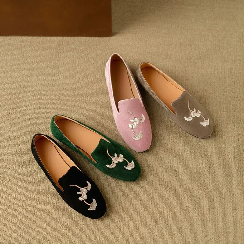 

Chinese style embroidered flat bottomed women's shoes 2024 new Spring and Autumn Lefu shoes women's one foot velvet single shoes