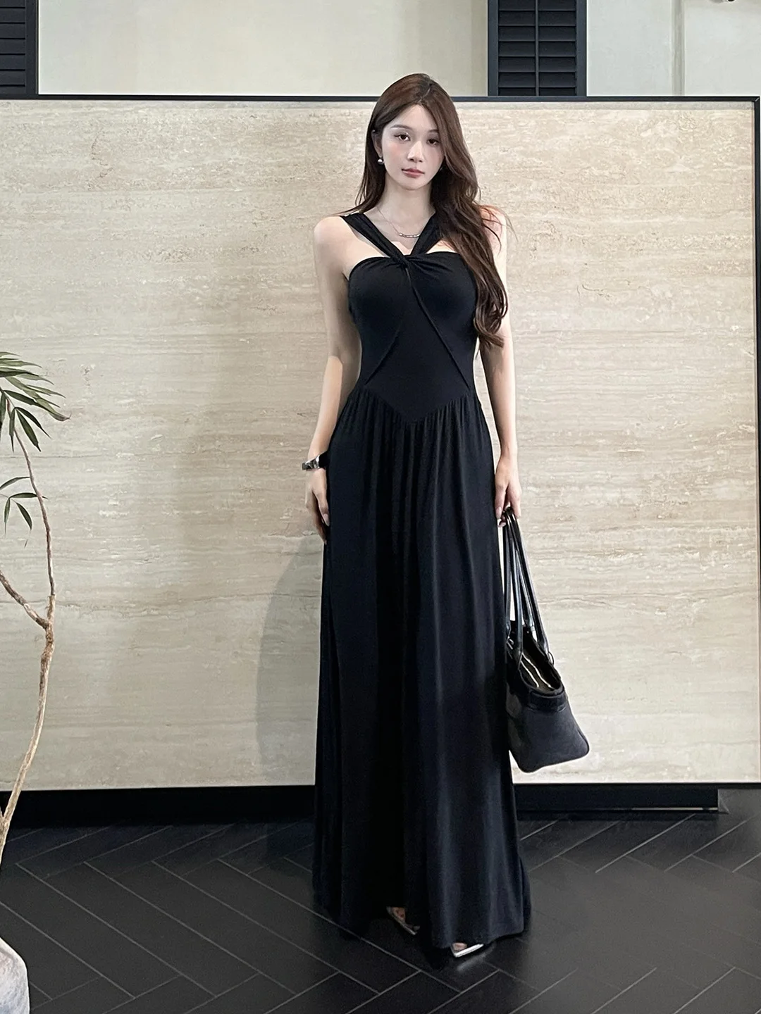 

Черное платье трапециевидной формы с открытой спиной и лямкой на шее во французском стиле в стиле ретро для женщин, тонкое пляжное вечернее платье для отдыха и вечеринки, уличный халат, корейский Y2K