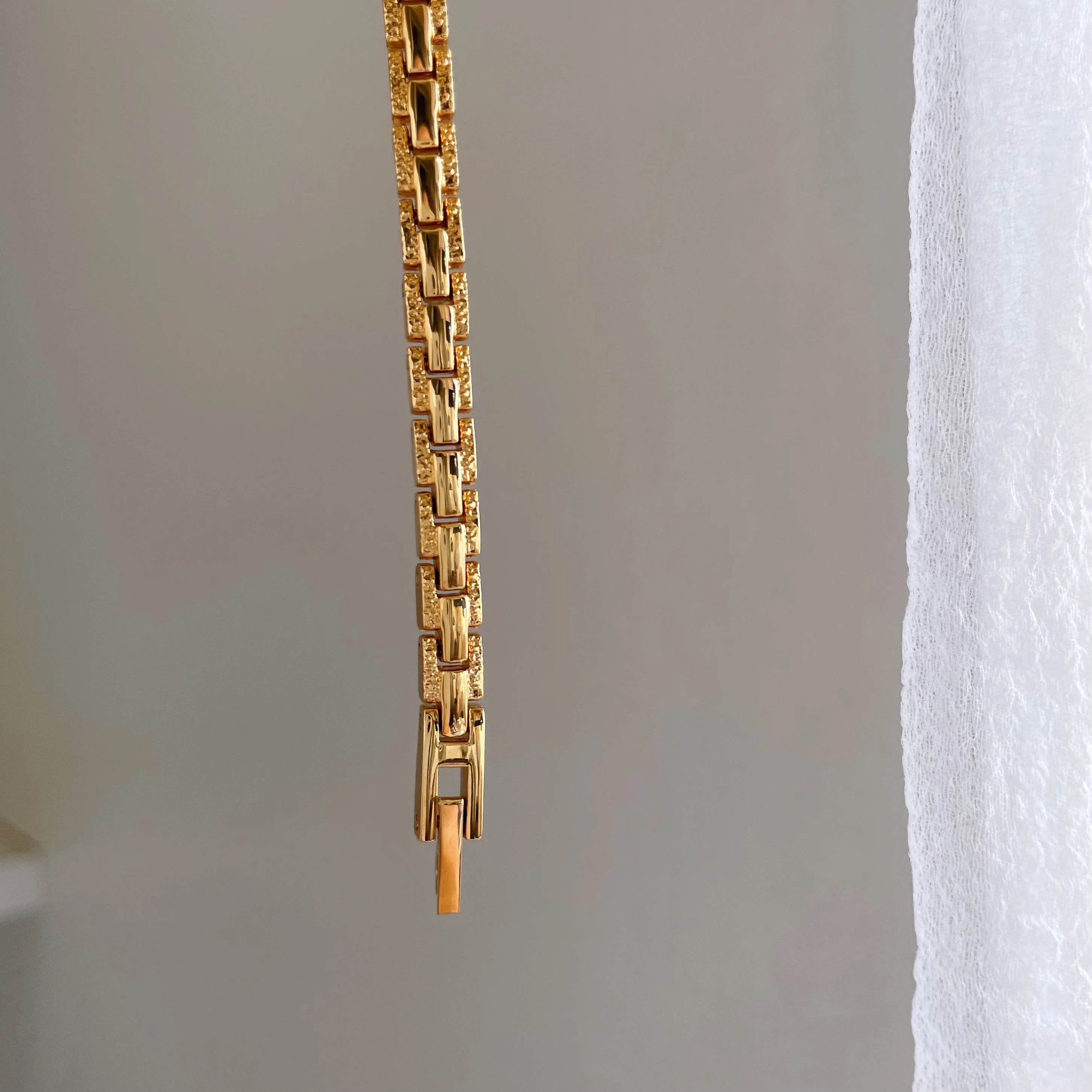 ساعة نسائية متطورة وأنيقة بحزام ذهبي رقيق وقرص مربع صغير وتصميم رقيق وراقي. #5