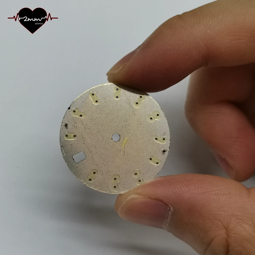 قرص ساعة فارغ 28.5 ملم وجه ساعة لامعة غير لامعة أبيض أسود اللون ذهبي فضي مؤشر الساعة الحقيقية دبوس لحركة NH35