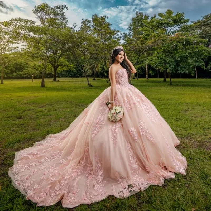 Sukienki Quinceanera w kolorze różowym na zamówienie, z odkrytymi ramionami, cekinowym zdobieniem, koronką i długim trenem, Vestido De 15 Quinceanera
