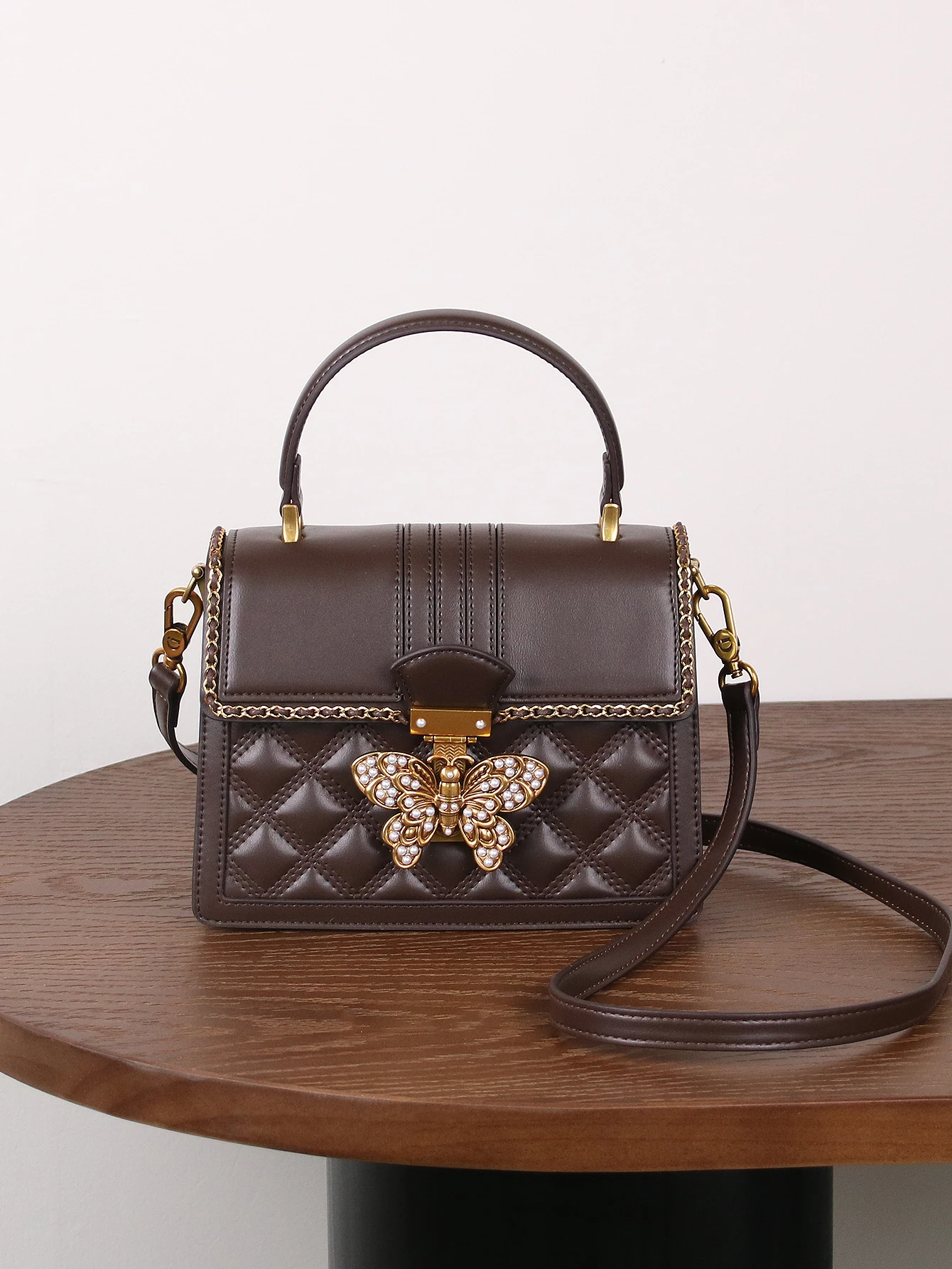 

2025 fashionable new luxury elegant studded butterfly lock unique design fashionable rhombic embroidered line ladies handbag adv