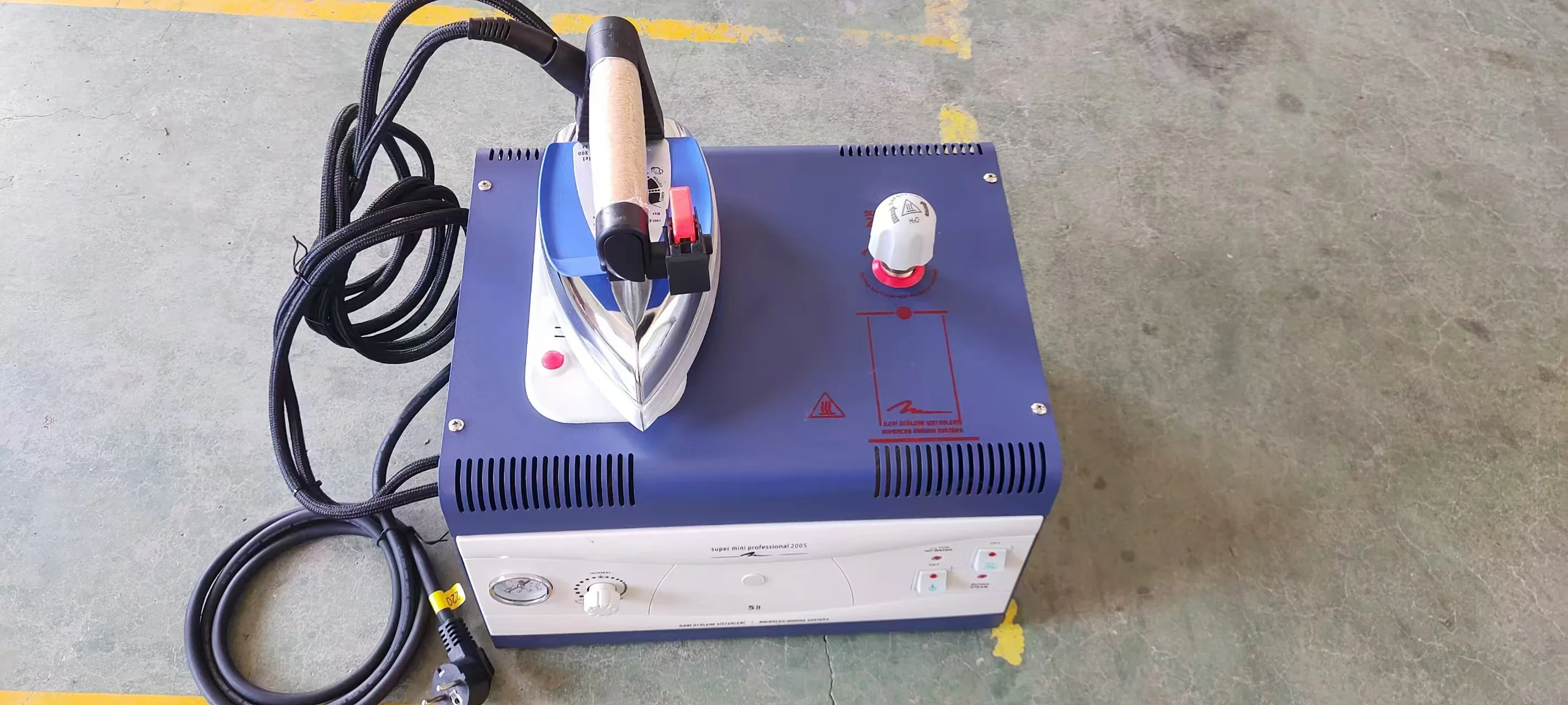 CP-2005 Hot Sale 5L Large Capacity Adjustable Cloth Steam Boiler (with Iron) Price