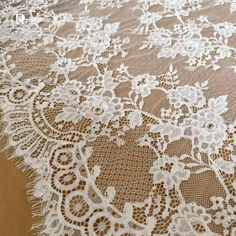 300CM X 150CM. Französischer Spitzenstoff mit großer Blumenbordüre. Stoff für Couture-Brautkleider. Handstickerei – Detail 2