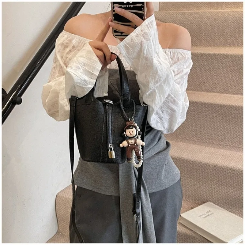 

Versatile Maillard Women's Bag, Shoulder Handbag with Adjustable Strap, Ideal for Work, Travel or Commuting