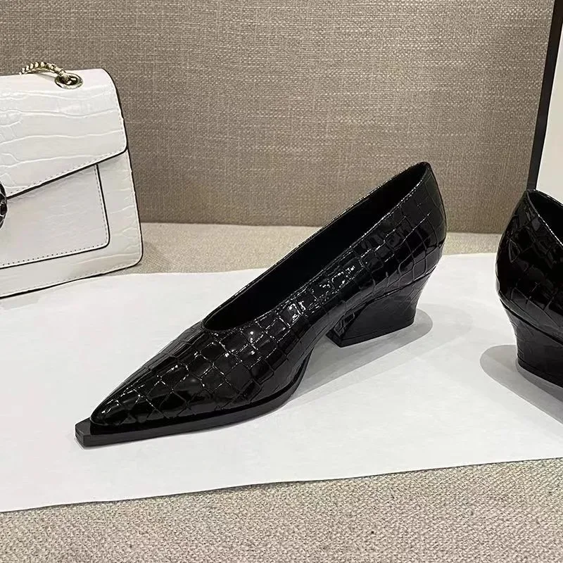 2023 Fall and Winter Slope Heel Pointed Toe V Mouth Women's Single Shoes Black 4cm Women's Shoes Middle Heel Retro Granny Shoes