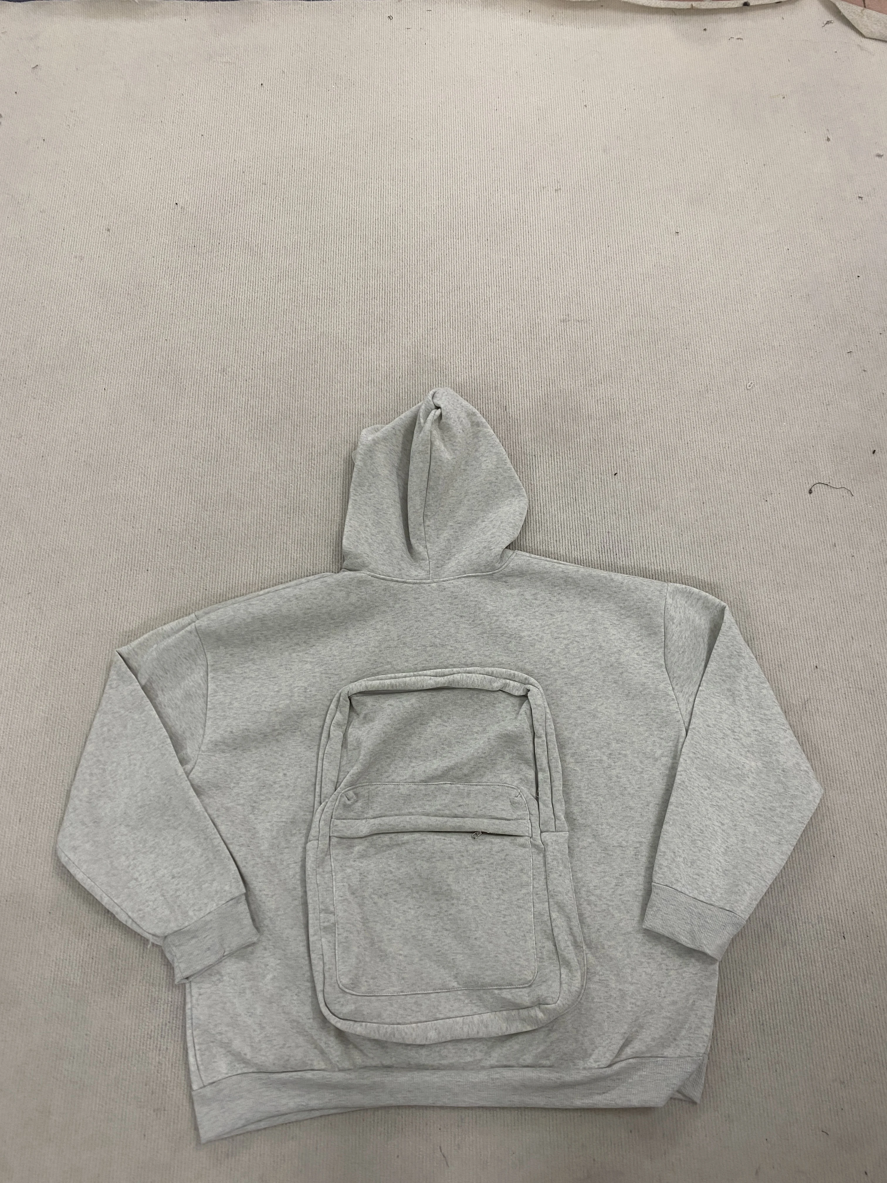 سترة Y2K للجنسين باللون الرمادي مع تصميم أنيق لحقيبة الظهر وحقيبة الظهر، طراز هيب هوب عصري، هوديي متعدد الاستخدامات على طراز سحاب