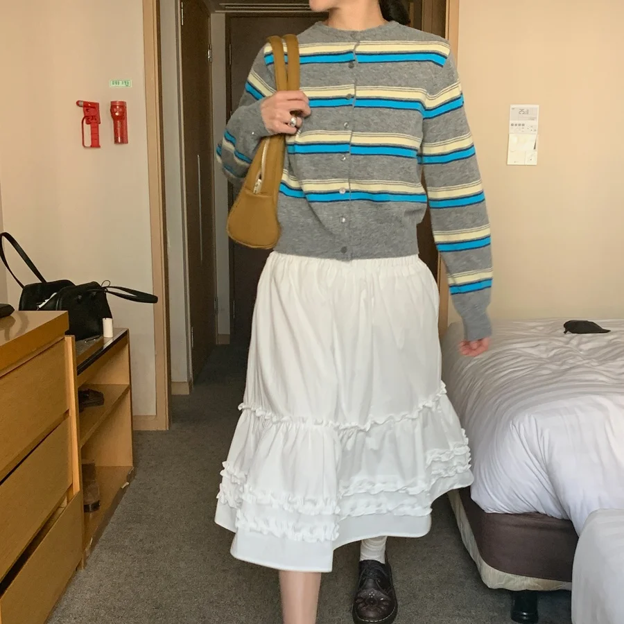 Elegancki jesienny kardigan z dzianiny w nowym kolorze, dopasowany krój, damski sweter bazowy, uniwersalny, zapinany na guziki, koreański styl, casualowy.