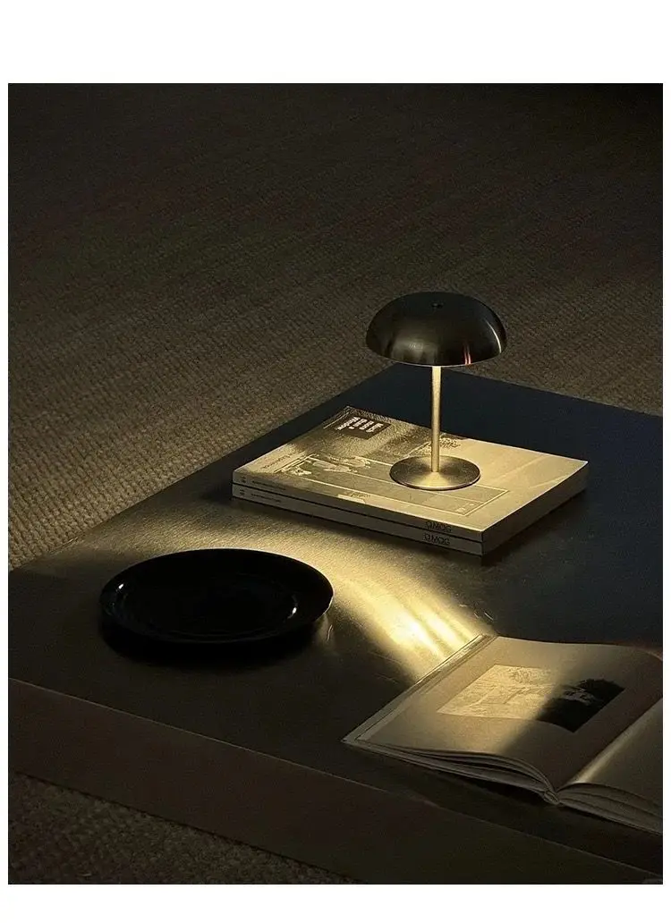 

Стильный акцентный столик для гостиной. Современный журнальный столик из нержавеющей стали, минималистичный квадратный центральный стол, гостиная и промышленность.