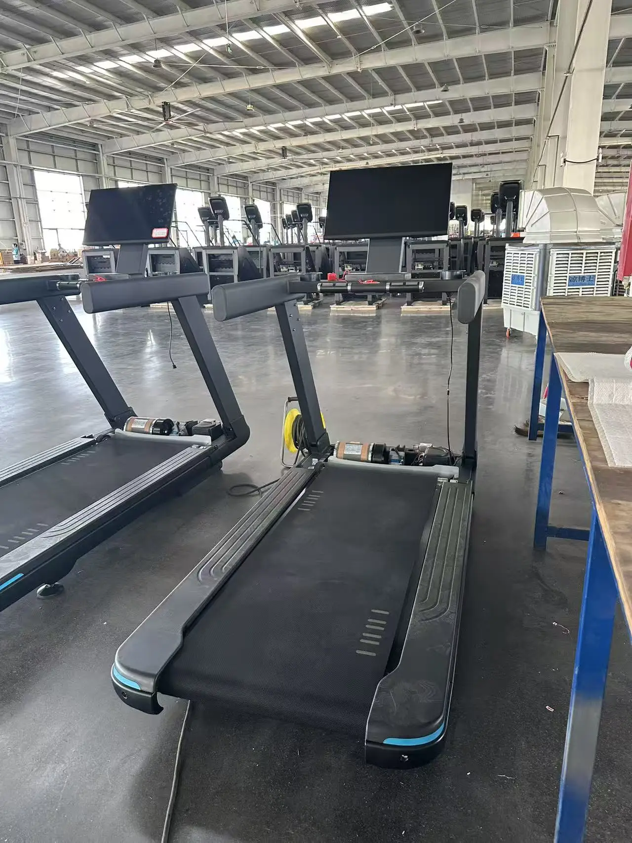Commercial Electric Treadmill for Gyms Use 3HP Motor 23.8-inch Rotatable LCD Screen 1-20km/h Speed-3°- 15° Incline