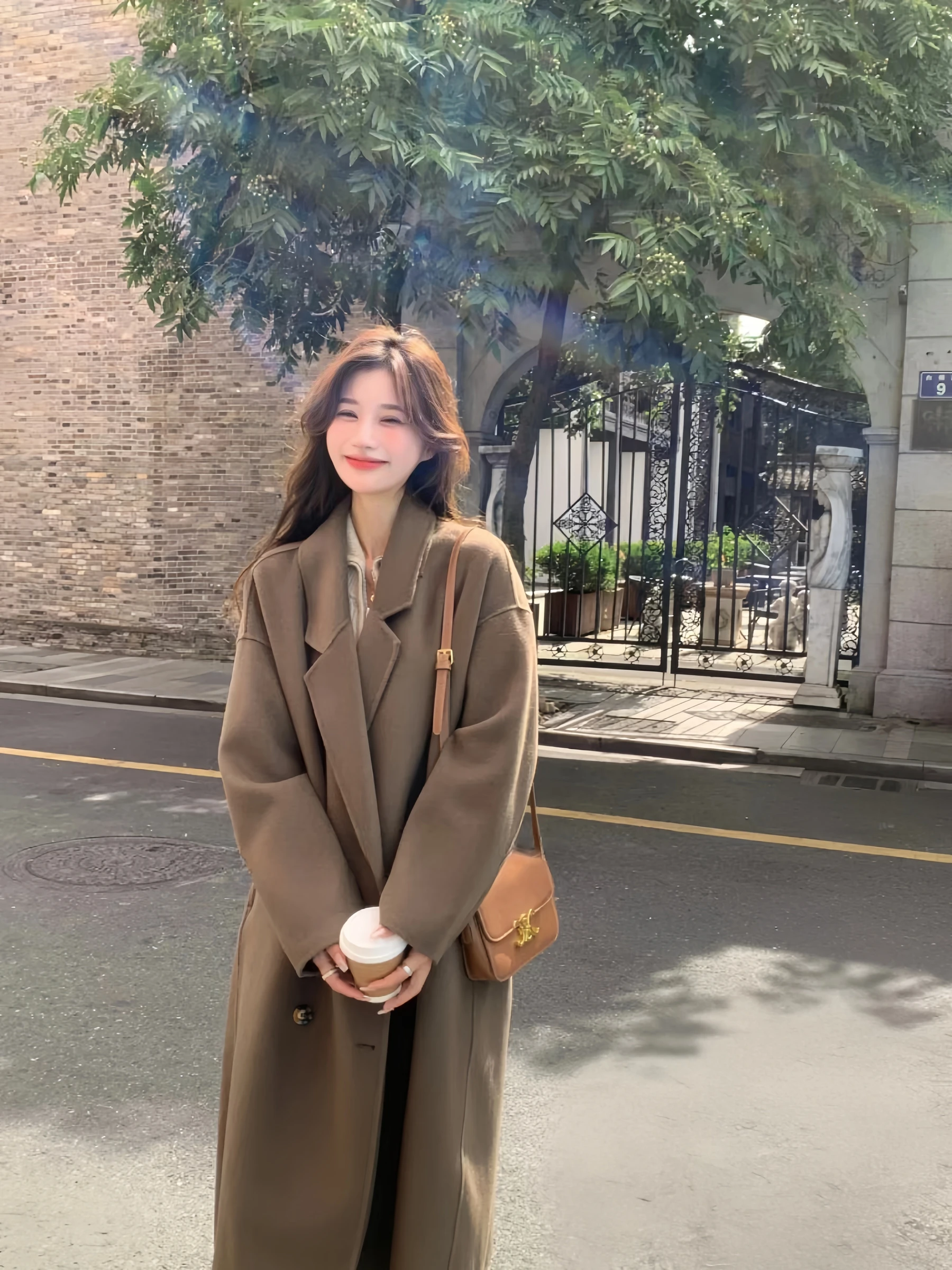 معطف كشمير عالي الجودة بلون الجمل على الوجهين للنساء لخريف وشتاء 2025 نمط كوري جديد متوسط الطول صوف فضفاض وعصري