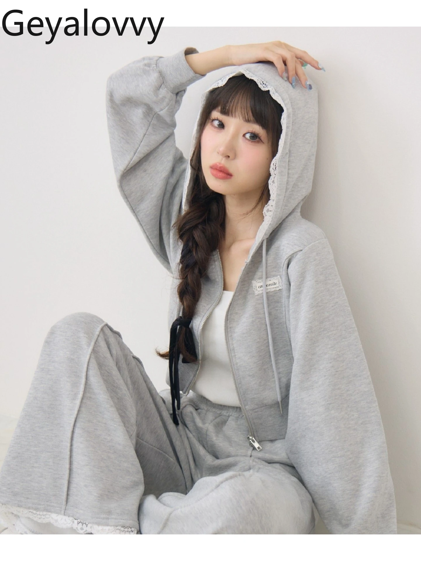 

2025 Новые женские комплекты из двух предметов в японском стиле, топ с длинными рукавами и длинные брюки, спортивный комплект, кружевной милый повседневный костюм с капюшоном, осень