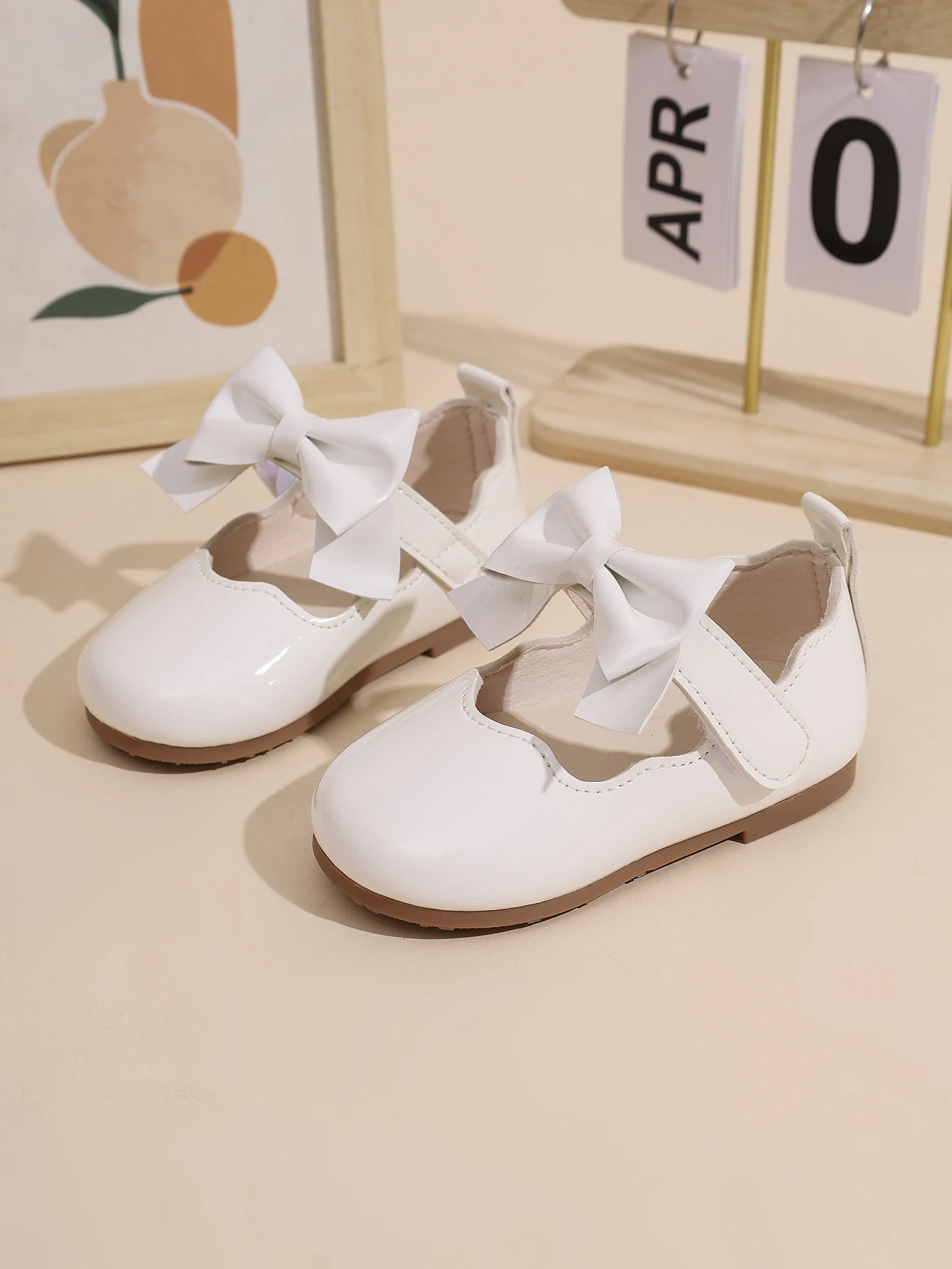 

Пара новых детских кожаных туфель с квадратным горлышком. Модные и универсальные туфли на плоской подошве для девочек с узлом-бабочкой. Маленький