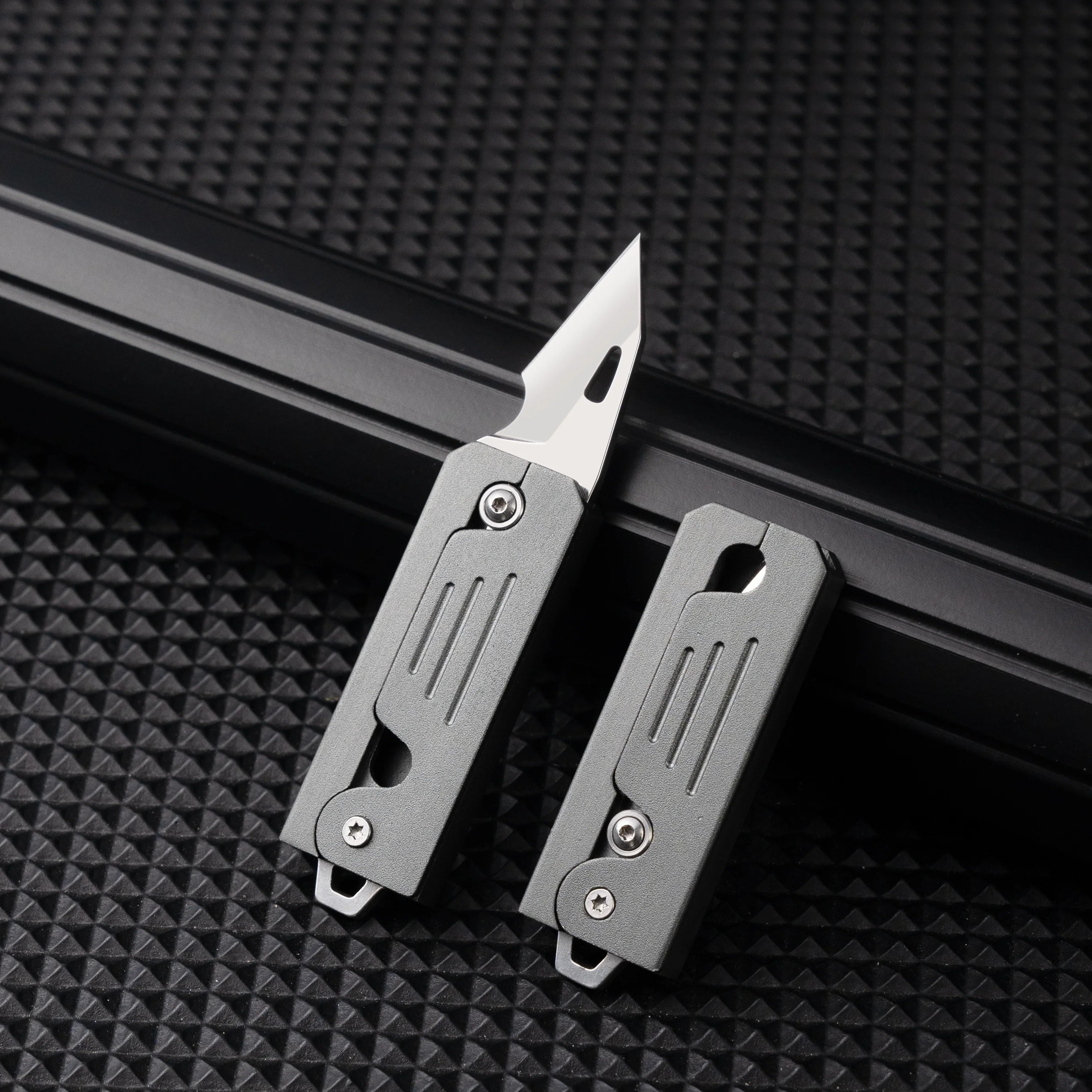 Mini portable folding knife, portable knife for unboxing and unpacking, express delivery