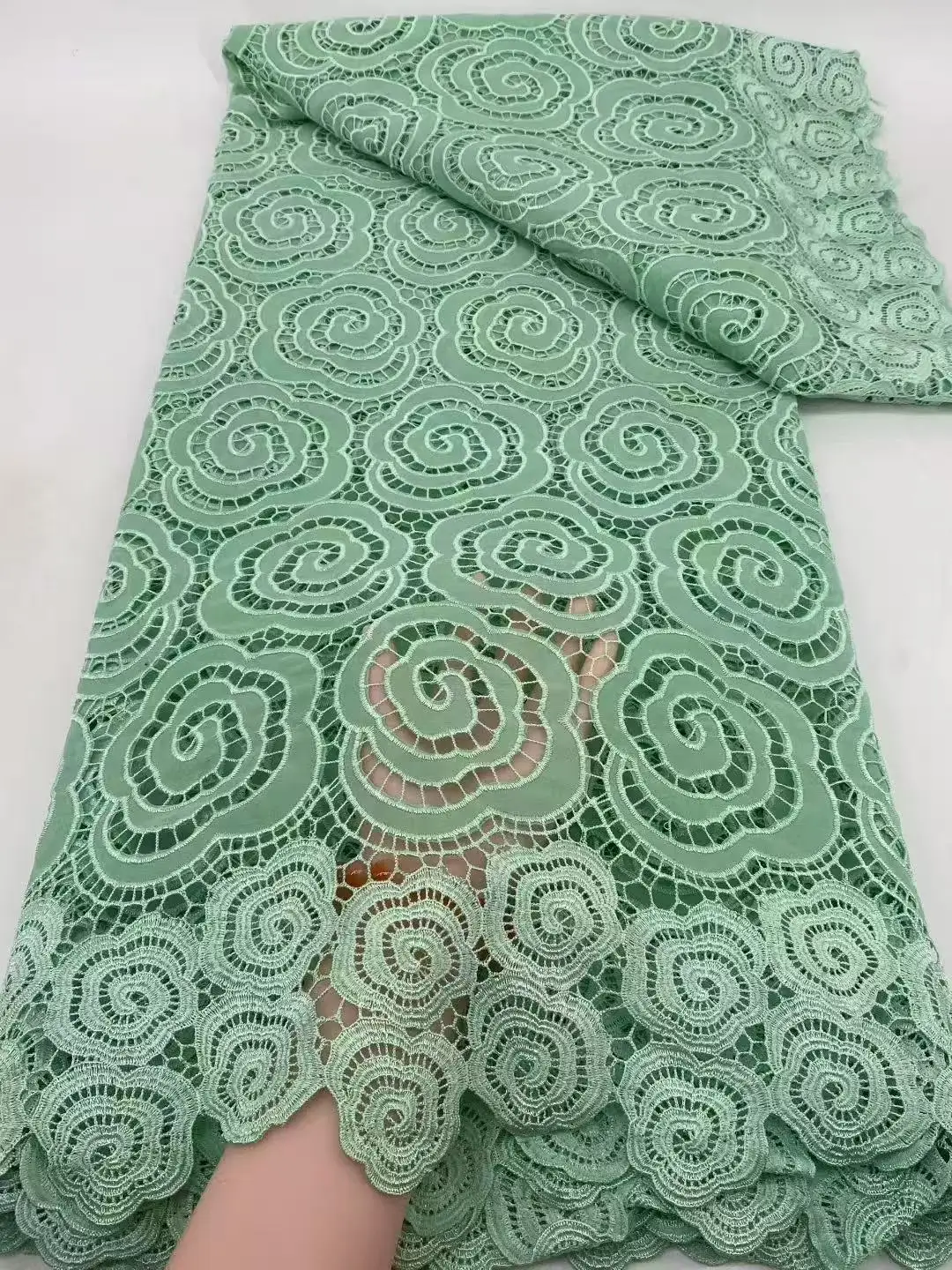 Tessuto di pizzo di seta di latte nigeriano Tessuto di pizzo cavo africano 2025 Materiale di pizzo solubile in acqua di alta qualità per cucito di nozze