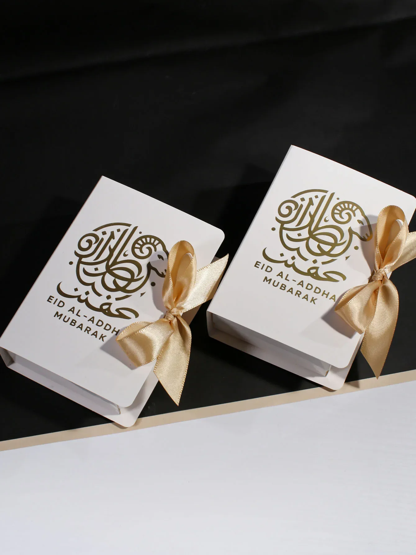 5 Stück Einfache und elegante weiße Eid al Adha-Geschenkbox, mit Goldfolienverzierung und Segenwörtern, gebunden mit einer goldenen Schleife
