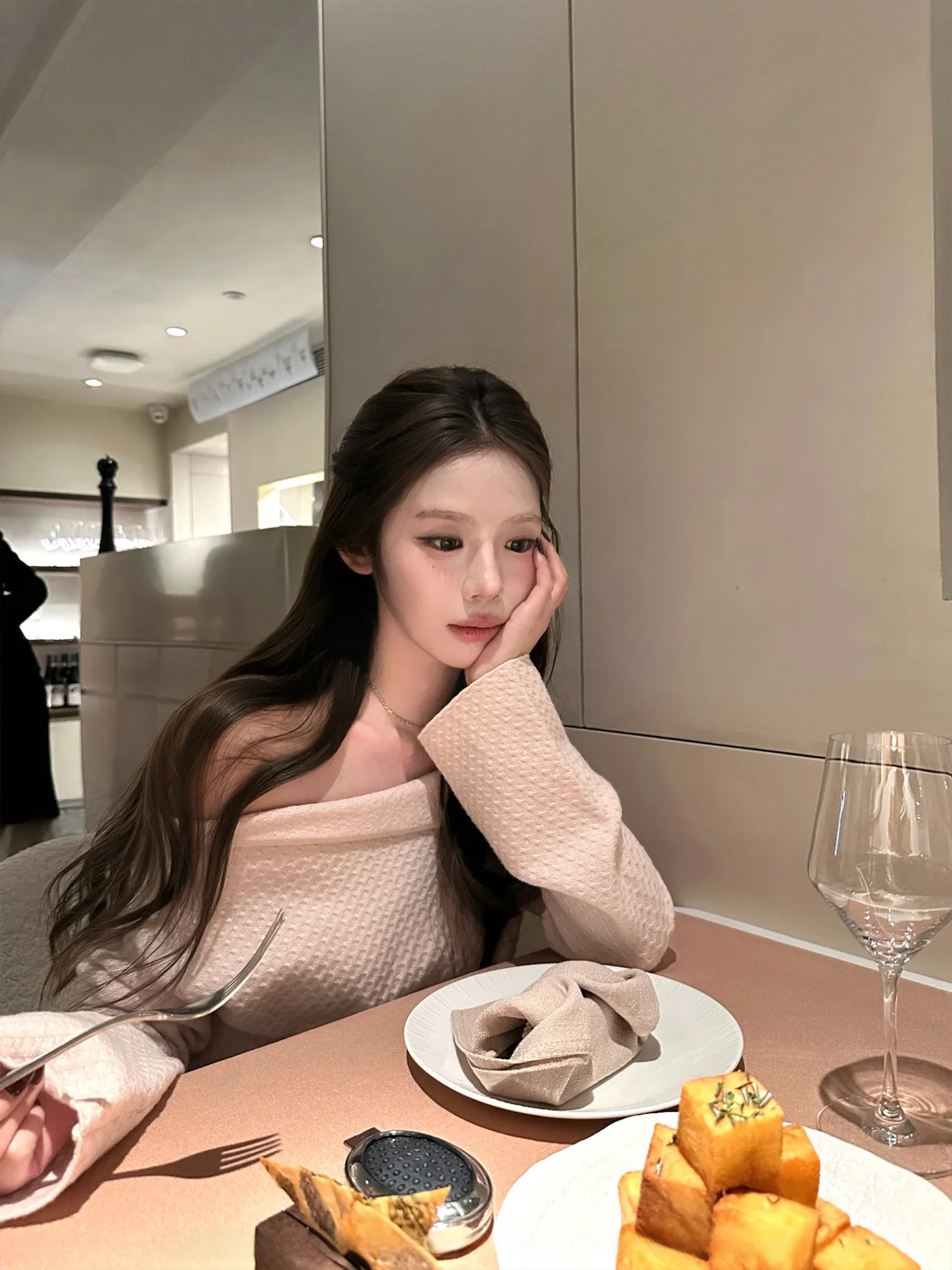 

Вязаный свитер Cooky Lingnai Barley Ele Girl Chain Aosphere Sensation с 3D-текстурой в виде маленьких ромбов и асимметричным вырезом на плече