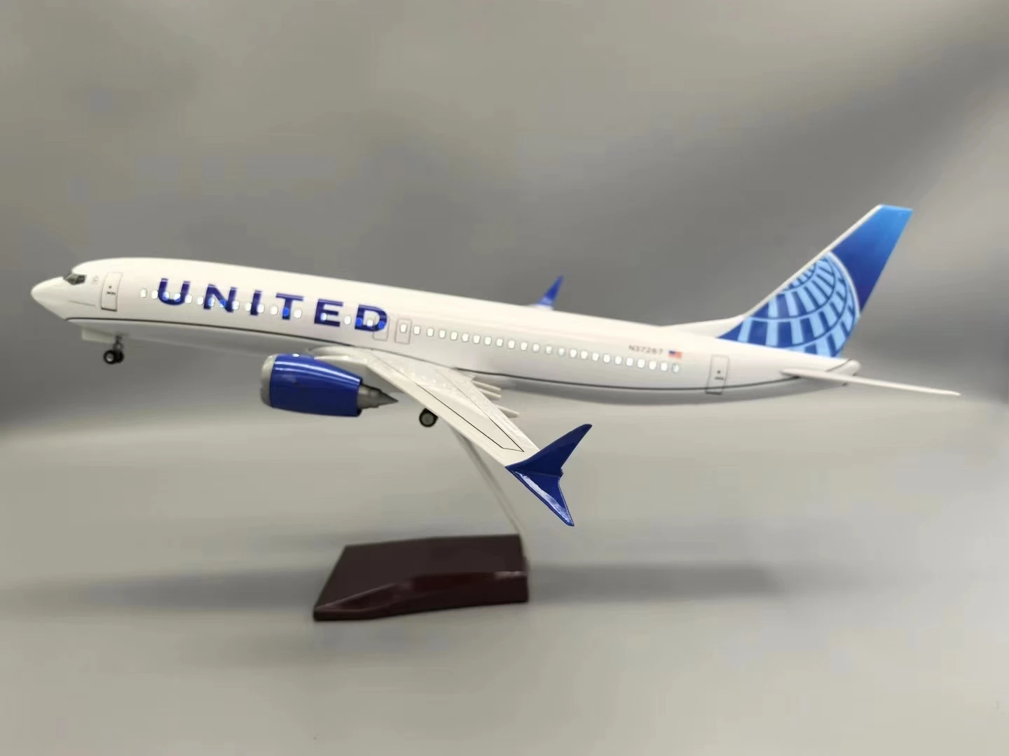 

New B737Max United Airlines 47cm 1:85 Scale Resin Airplane Model Kit With LED Light Landing Gear Children Educational Toys Plane