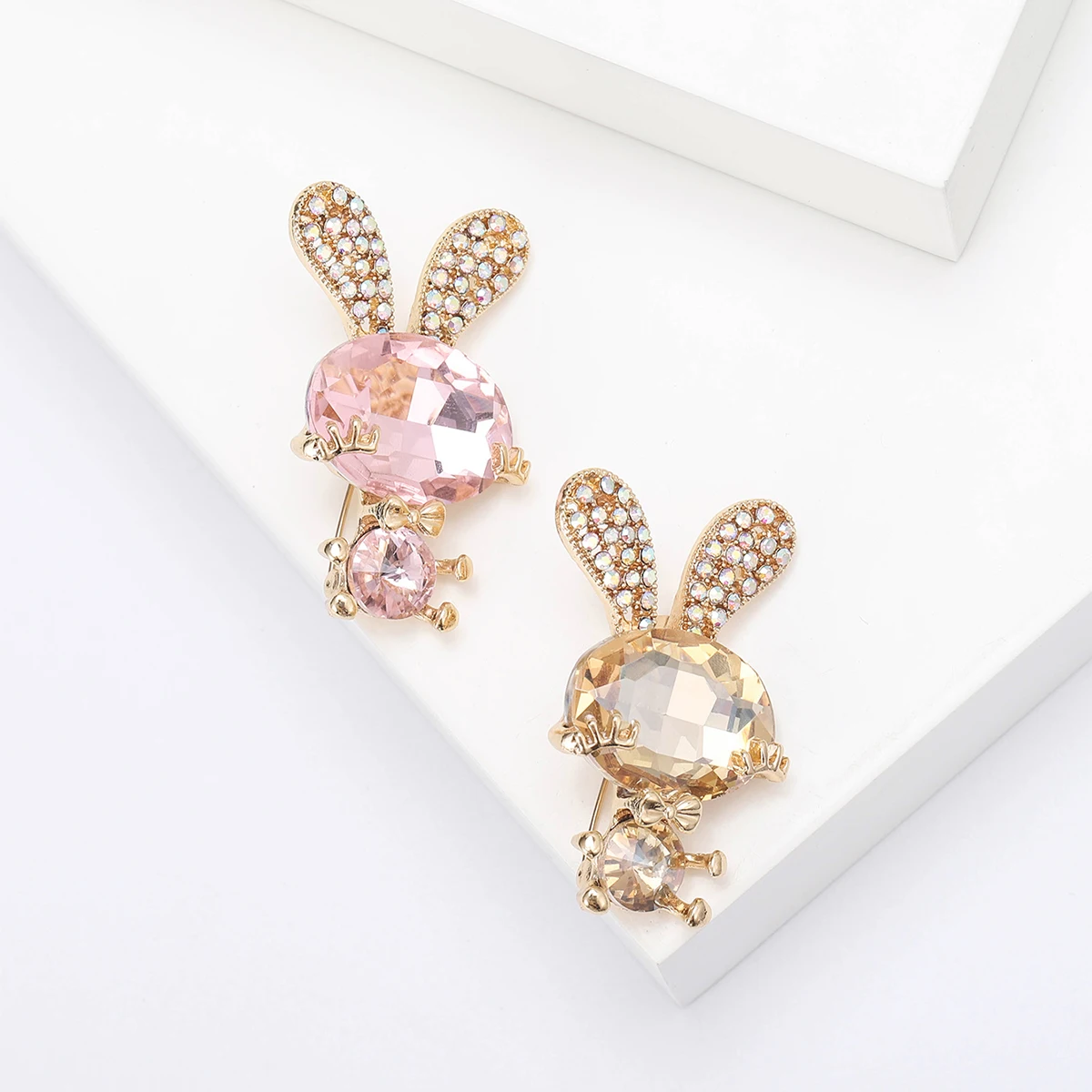 Cute Crystal Rabbit Brooches for Women Unisex Animal Pins 2-color Available Casual Party Accessories Gifts